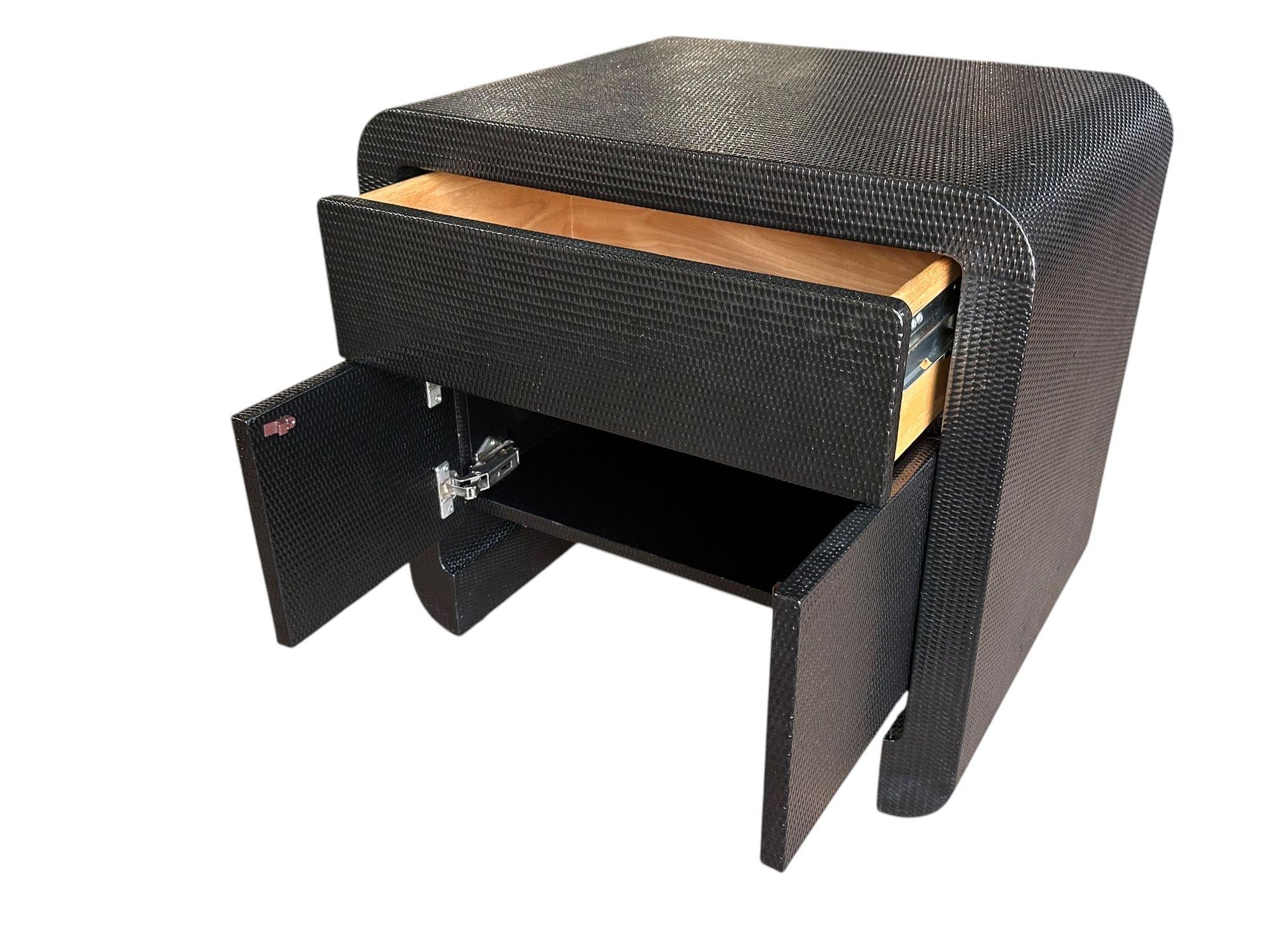 Fin du 20e siècle Table de chevet, d'appoint ou d'appoint en toile d'herbe de Karl Springer, 1980 en vente