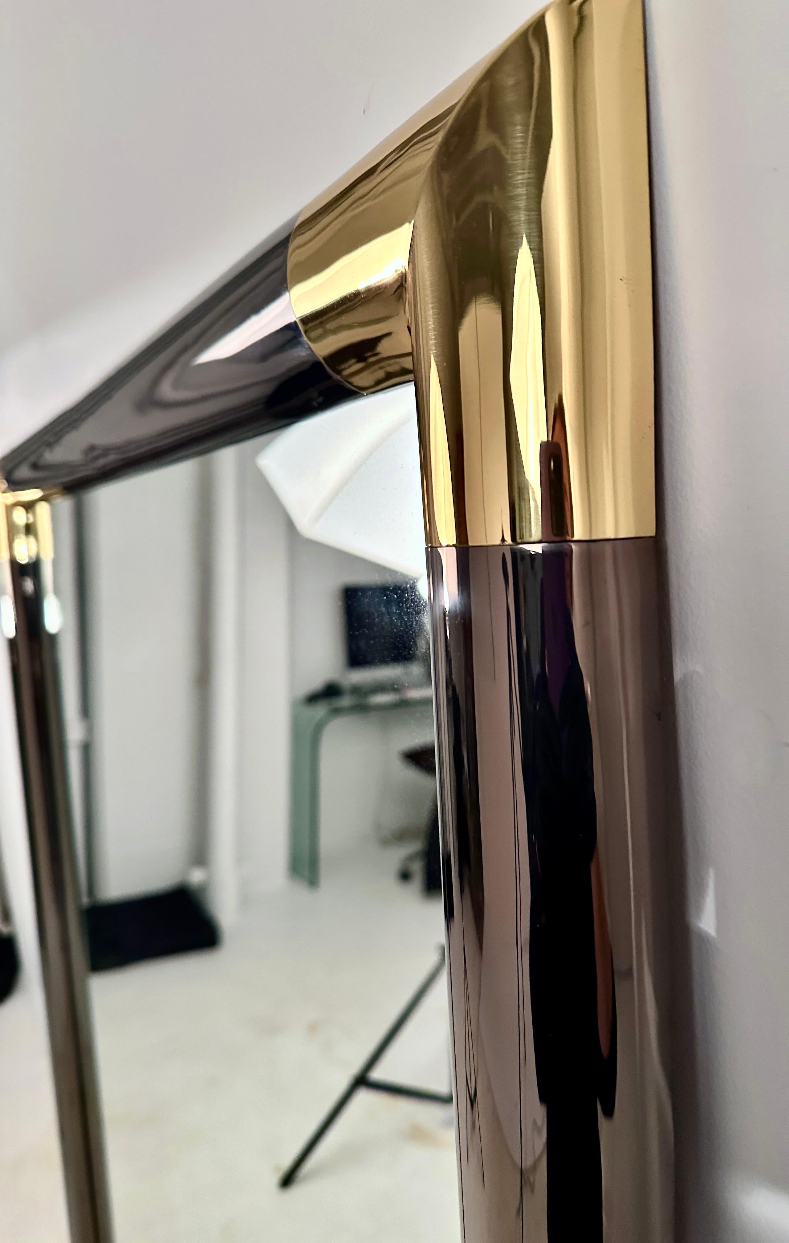 Dieser große Spiegel zeigt den vielleicht ikonischsten Stil von Karl Springer: Rotguss mit goldfarbenen Messingdetails. Sicherlich seine luxuriöseste Kombination. Dieser Vintage-Spiegel wurde von den Kunsthandwerkern, die ihn ursprünglich