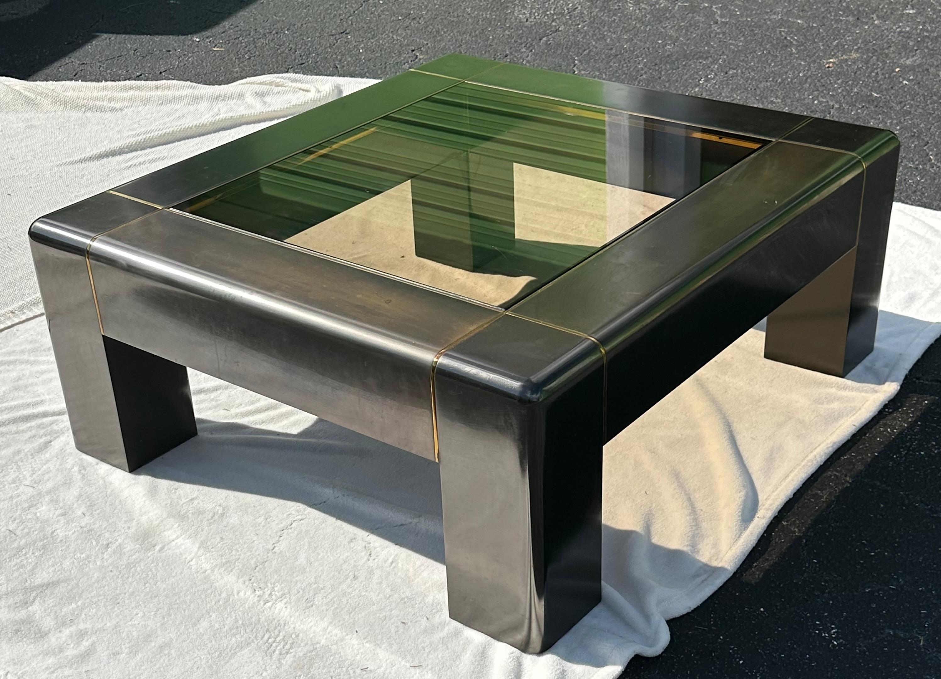 Américain Table basse postmoderne Karl Springer en laiton bronze avec plateau en verre fumé en vente