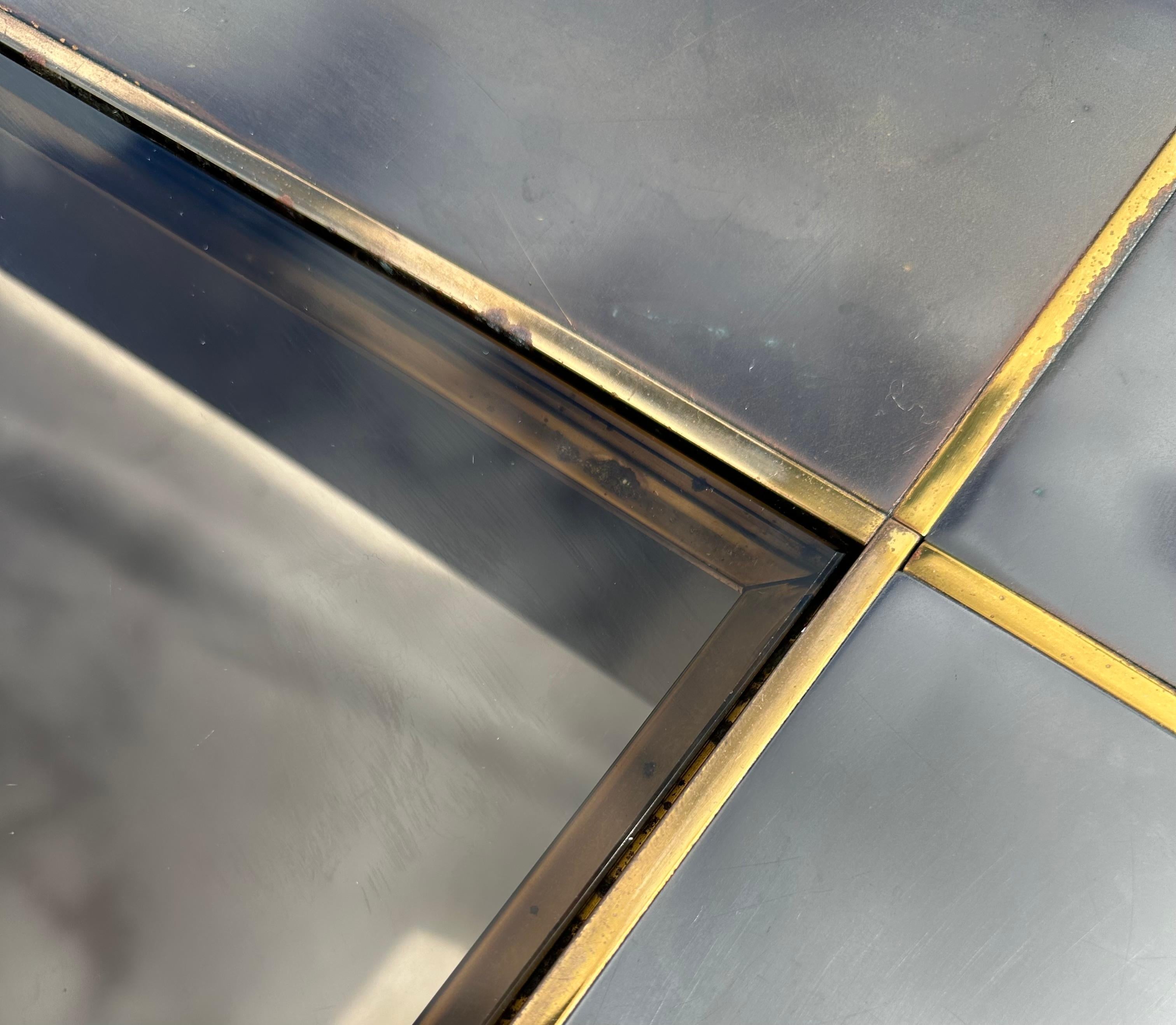 Table basse postmoderne Karl Springer en laiton bronze avec plateau en verre fumé Bon état - En vente à Lake Worth, FL