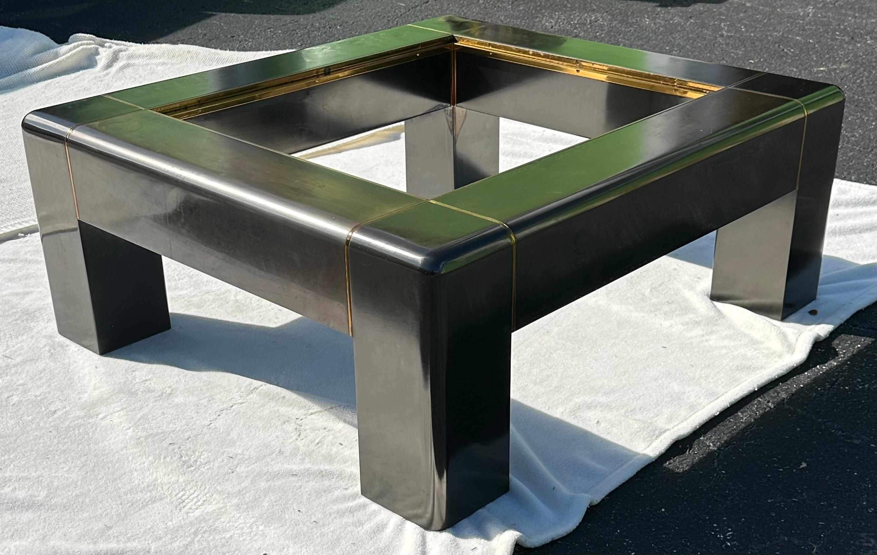 20ième siècle Table basse postmoderne Karl Springer en laiton bronze avec plateau en verre fumé en vente