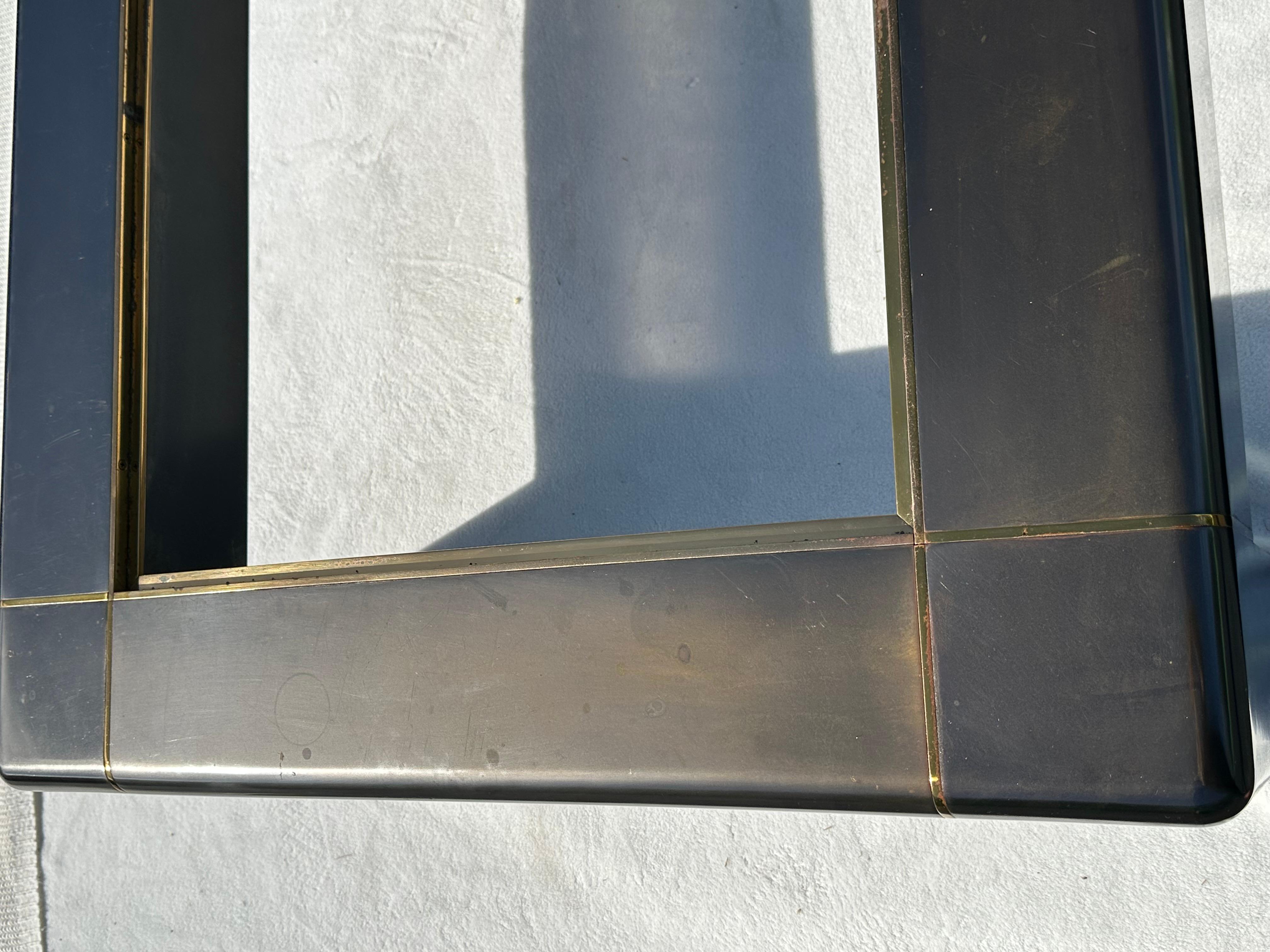 Table basse postmoderne Karl Springer en laiton bronze avec plateau en verre fumé en vente 1