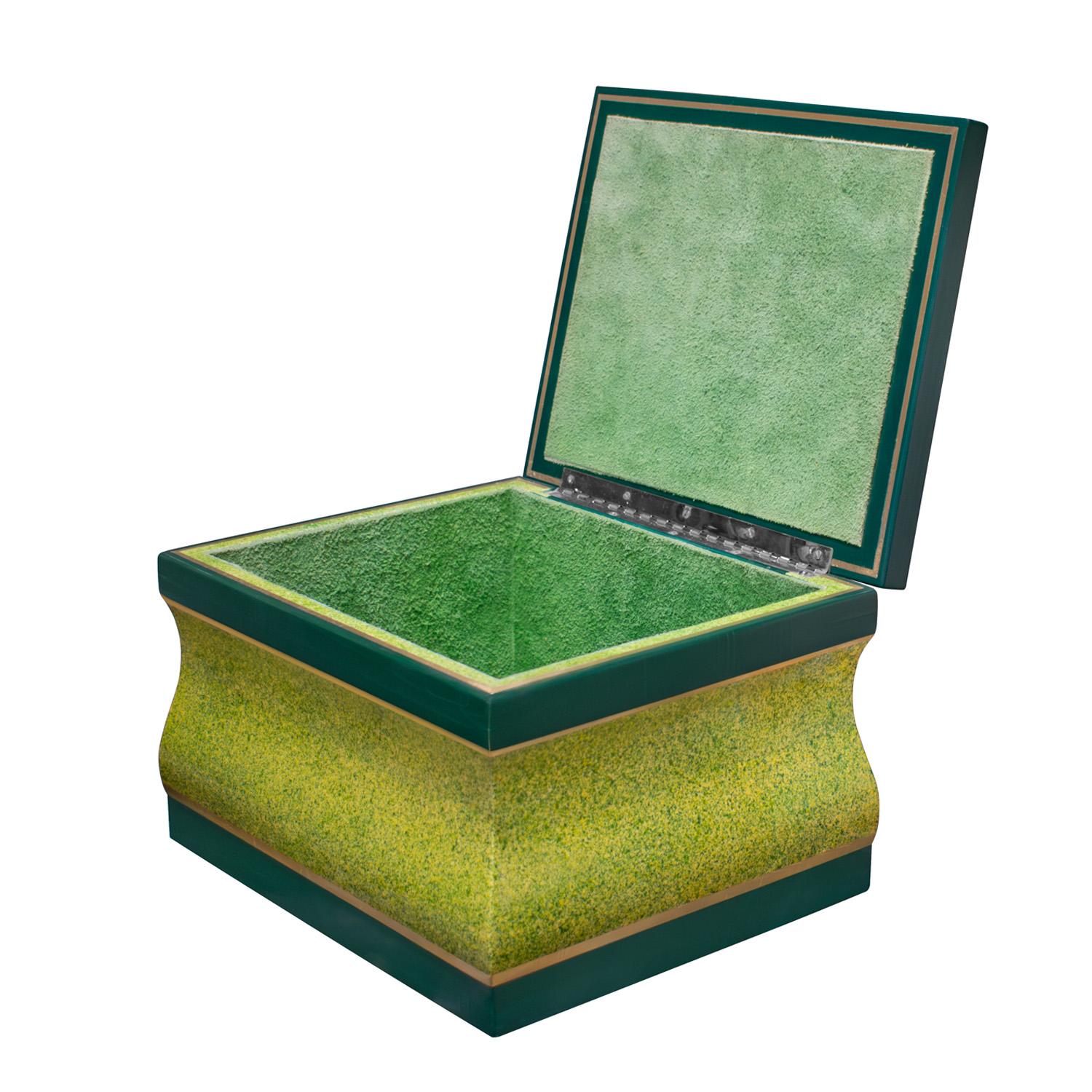 Splendida scatola a cerniera in lacca screziata verde e gialla, con sezioni geometriche in lacca verde intenso e lamina d'oro applicata, di Karl Springer, America anni '70. L'interno è foderato in pelle scamosciata verde e il fondo è rivestito in