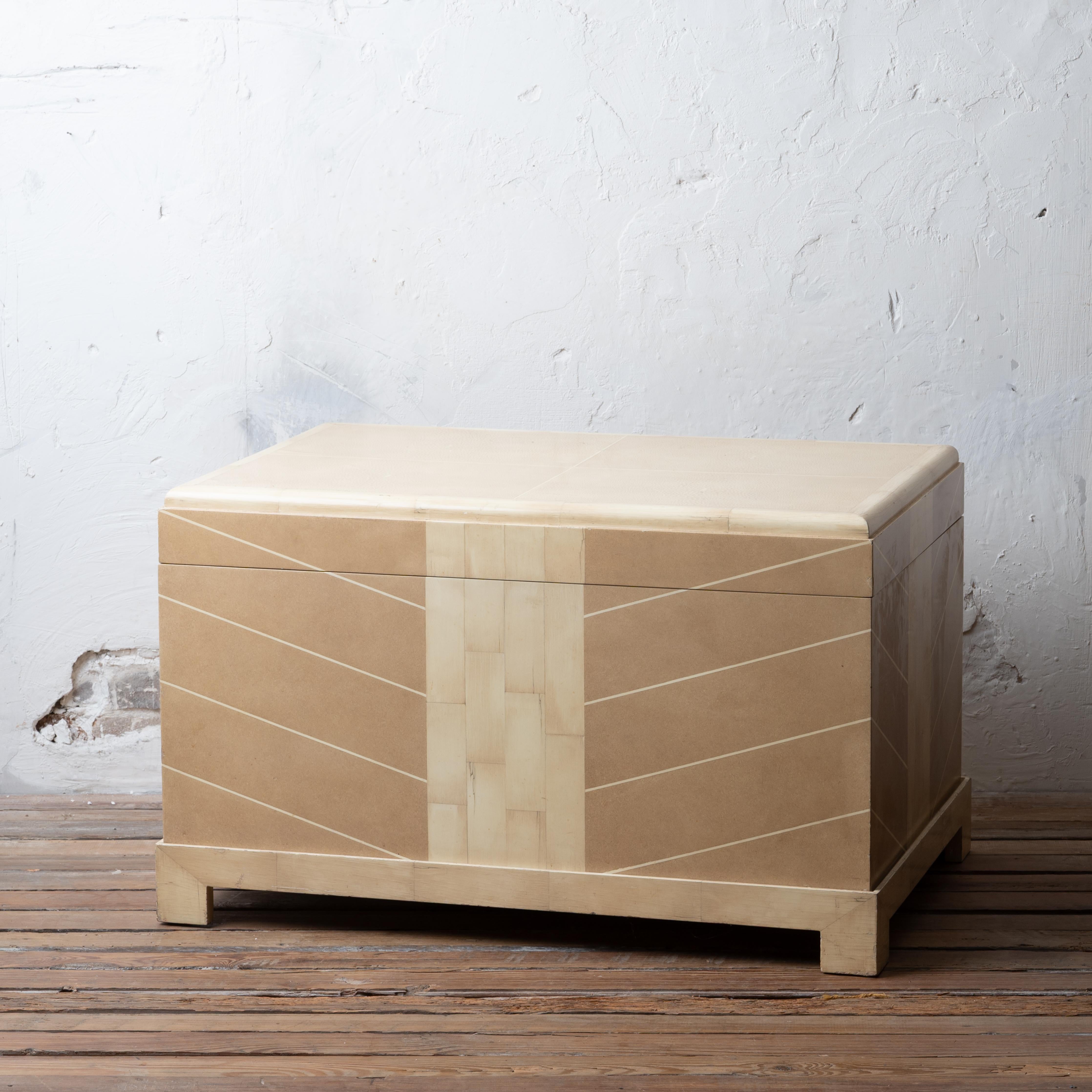 Una caja de Kioto sobre soporte de Karl Springer, hacia 1970.
Faux shagreen y hueso incrustado; forro de ante.

37 pulgadas de ancho por 24 ¾ pulgadas de profundidad y 22 pulgadas de alto

 