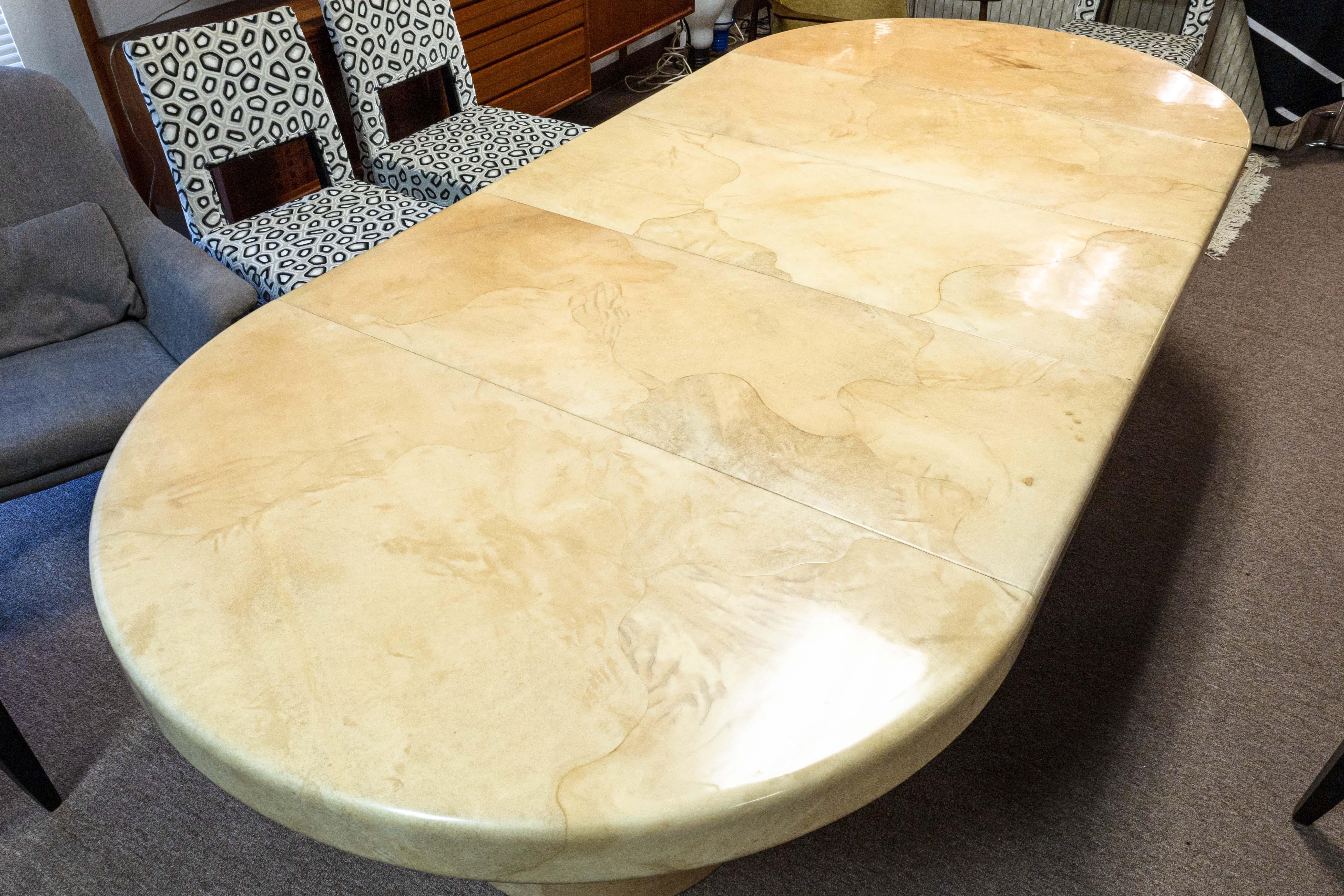 Américain Table de salle à manger extensible en peau de chèvre laquée des années 1970 avec 4 abattants