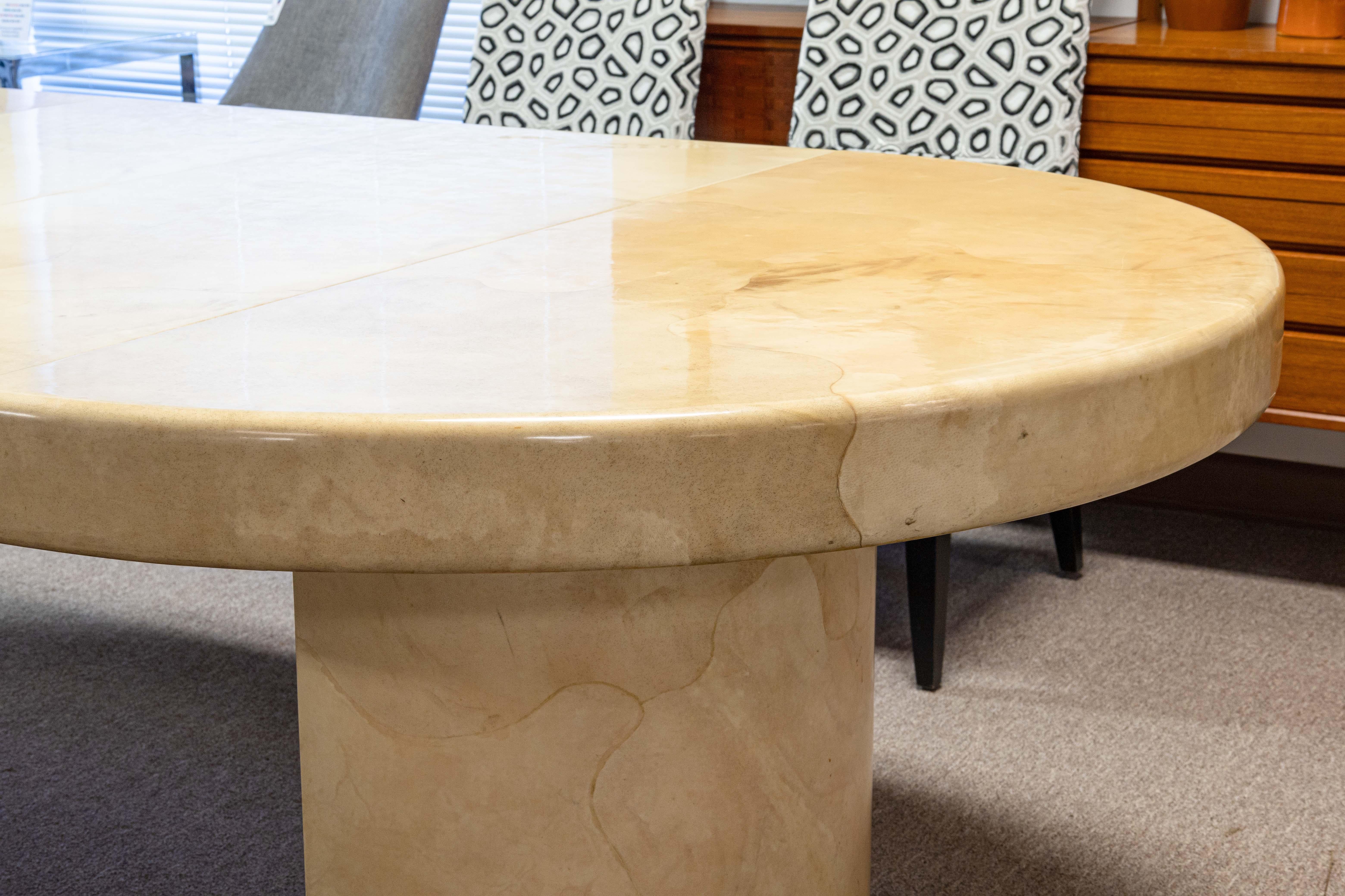 20ième siècle Table de salle à manger extensible en peau de chèvre laquée des années 1970 avec 4 abattants