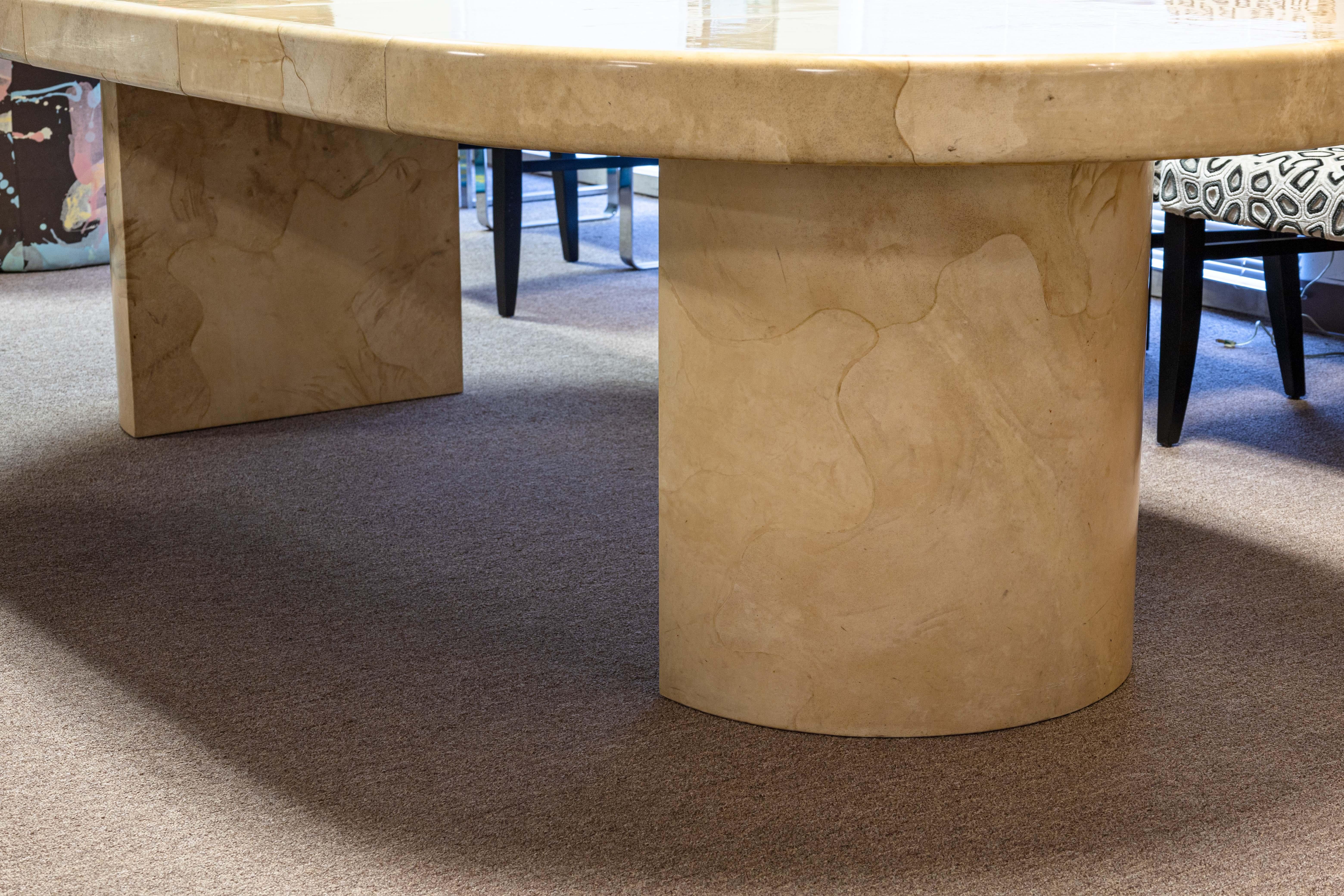 Cuir de chèvre Table de salle à manger extensible en peau de chèvre laquée des années 1970 avec 4 abattants