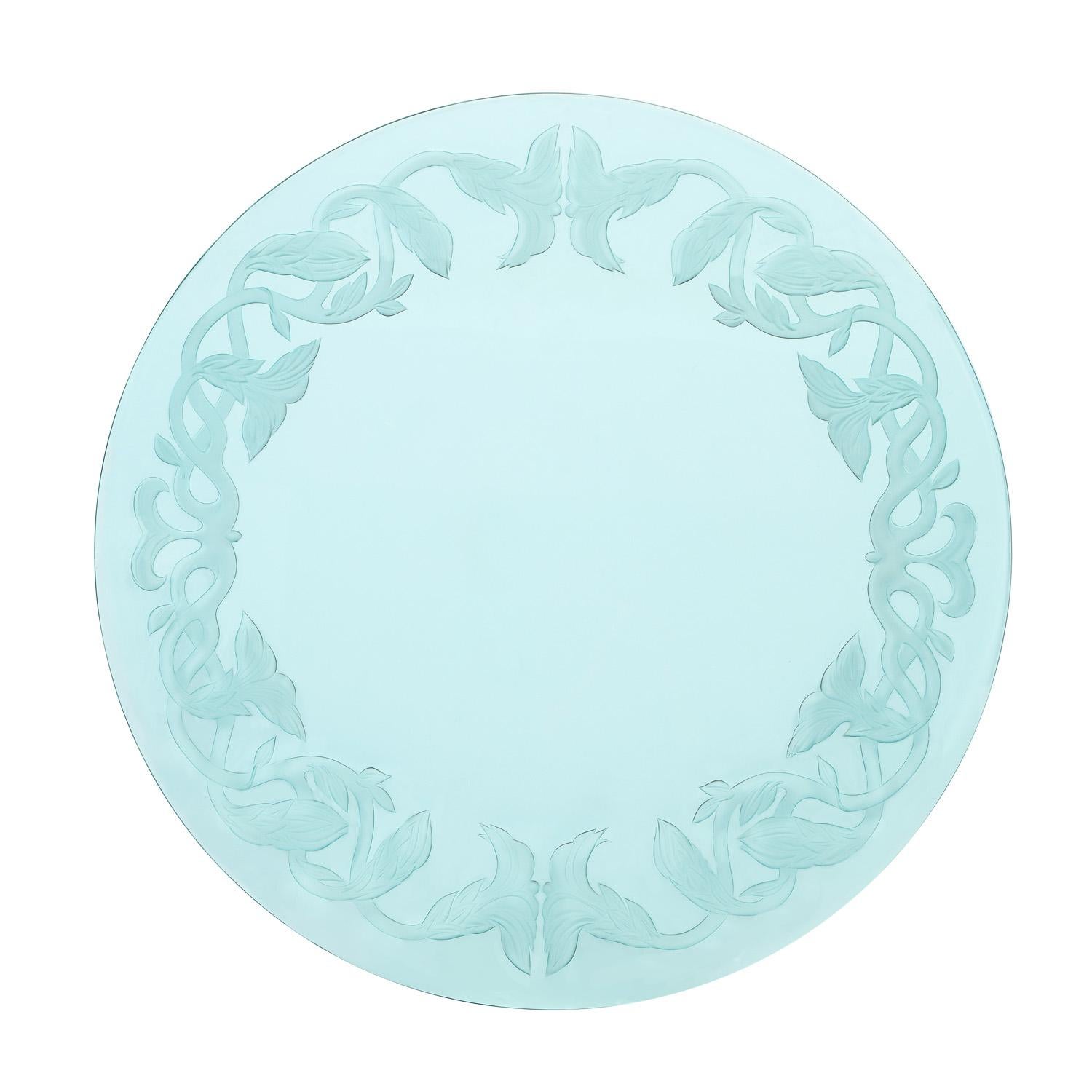 Grande table basse ronde unique en son genre avec 3 pieds en lucite massive et plateau de table gravé par l'artiste verrier Joseph Spohr pour Karl Springer, américain des années 1980 (signé Karl Springer sur pied en lucite). Josheph Spohr était un