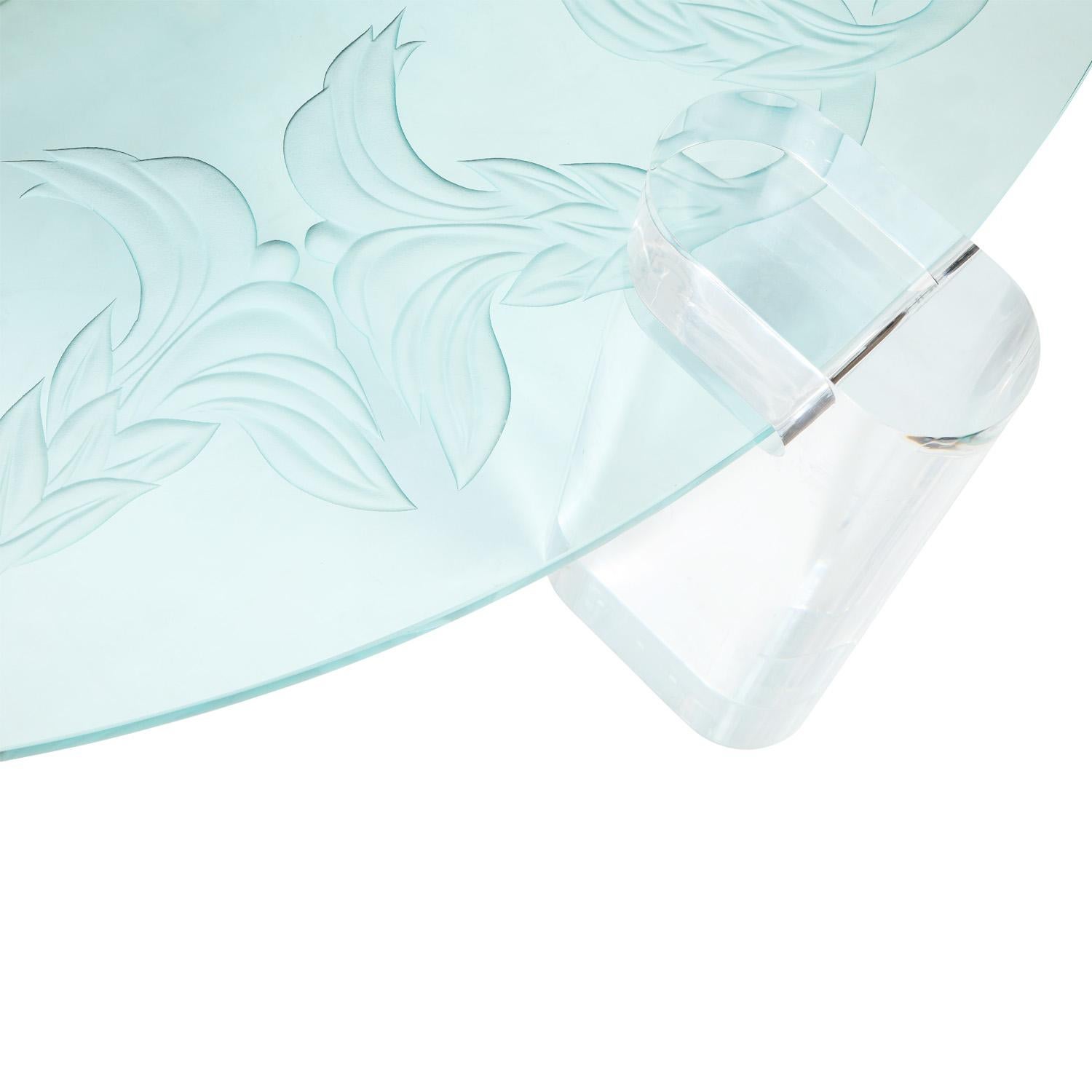 Table basse Karl Springer avec pieds en Lucite et plateau en verre unique des années 1980 (signé) Excellent état - En vente à New York, NY