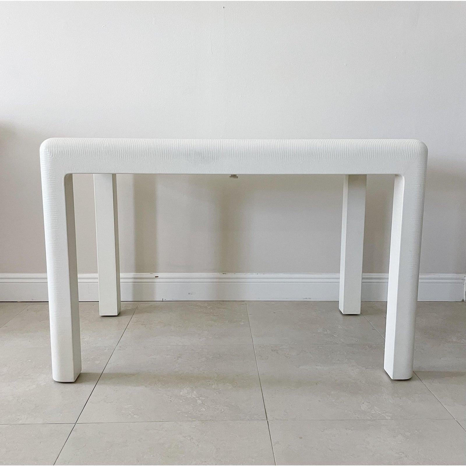 Karl Springer backgammon table, clad in white embossed leather in American lizard pattern. This backgammon game table is from the 1980s with embossed and includes all the original black and white game pieces, dice and dice rolling cups. The dice