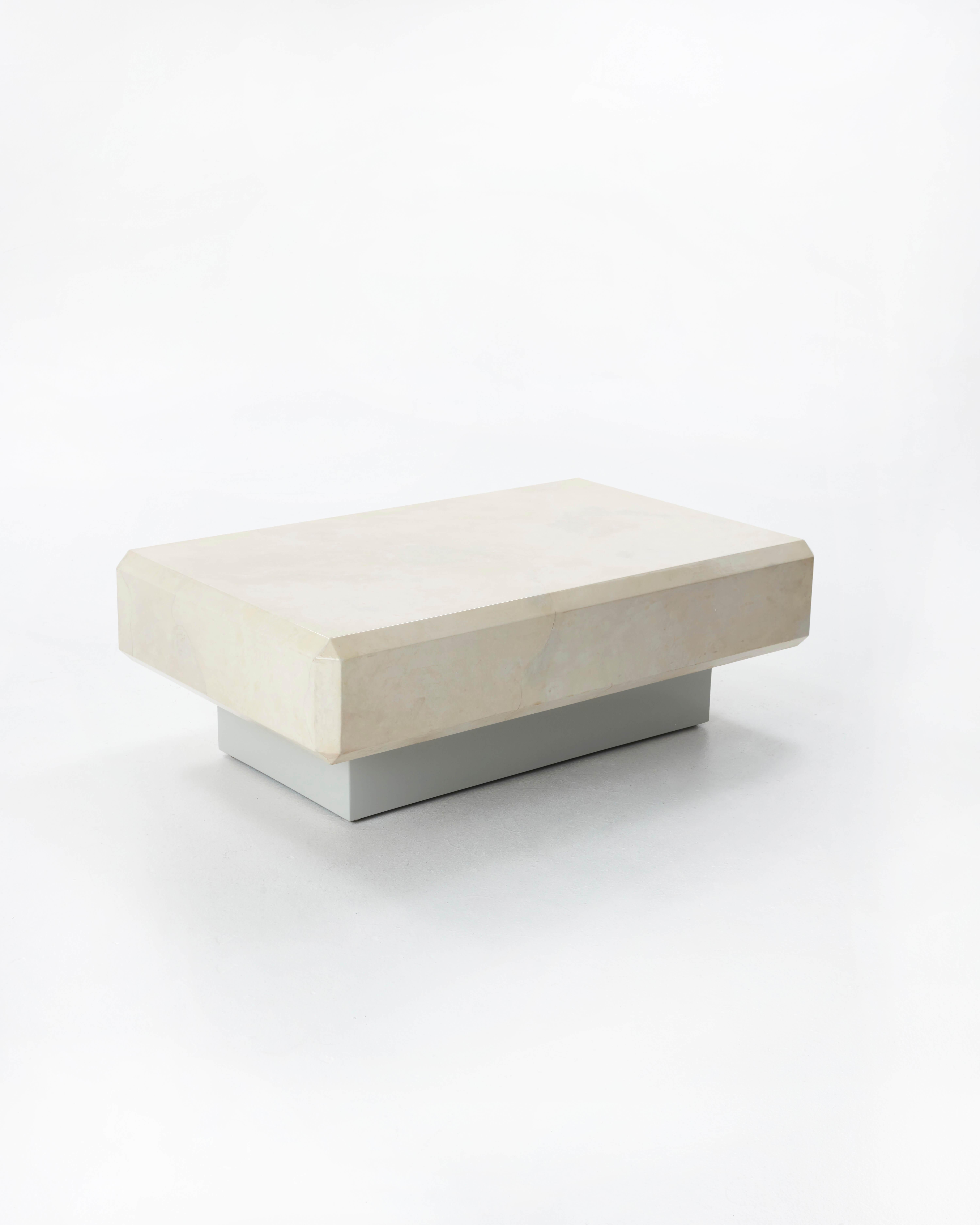 Table basse à socle de Karl Springer en parchemin de chèvre et laque, 1970 Excellent état - En vente à Cheyenne, WY