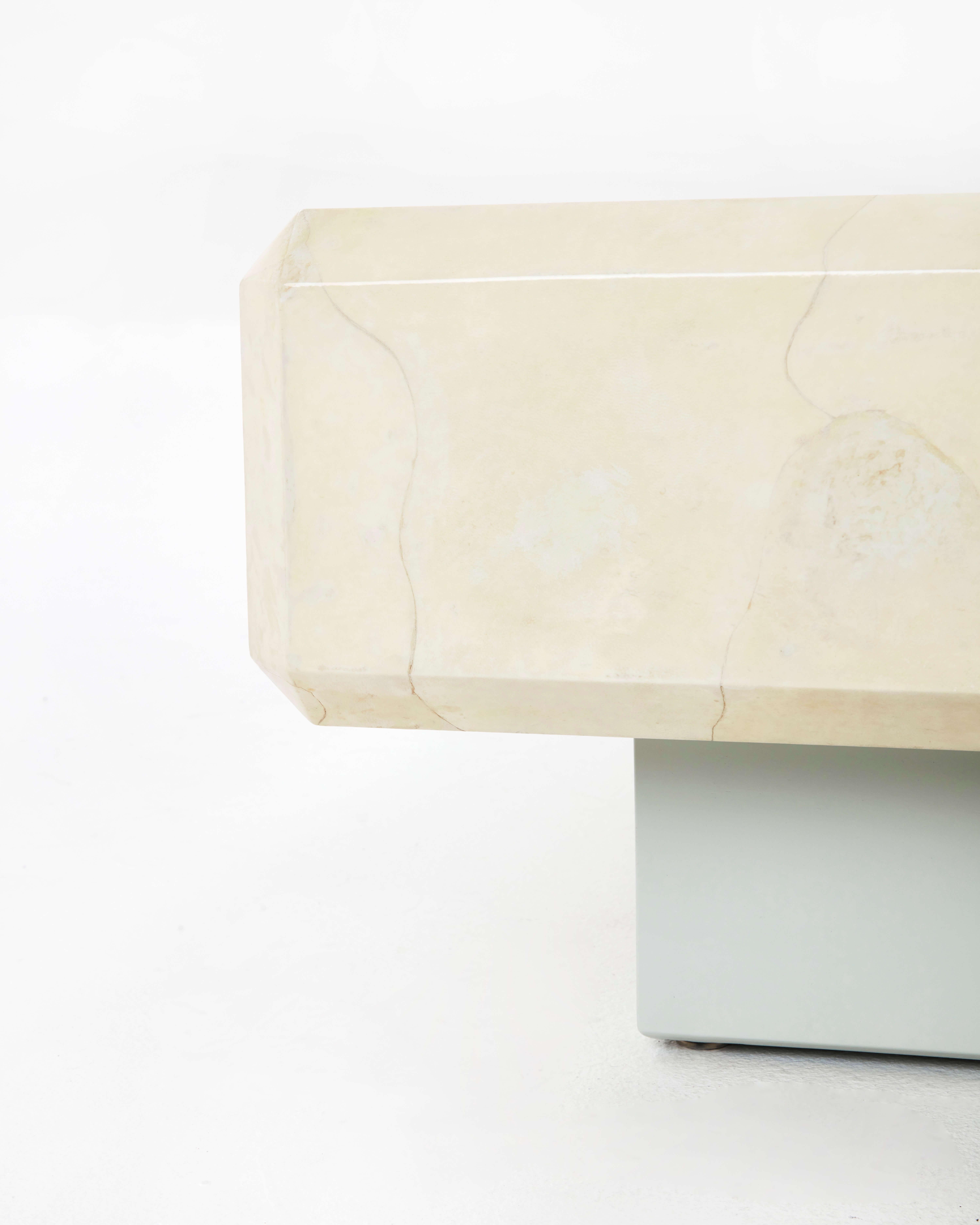 Cuir de chèvre Table basse à socle de Karl Springer en parchemin de chèvre et laque, 1970 en vente