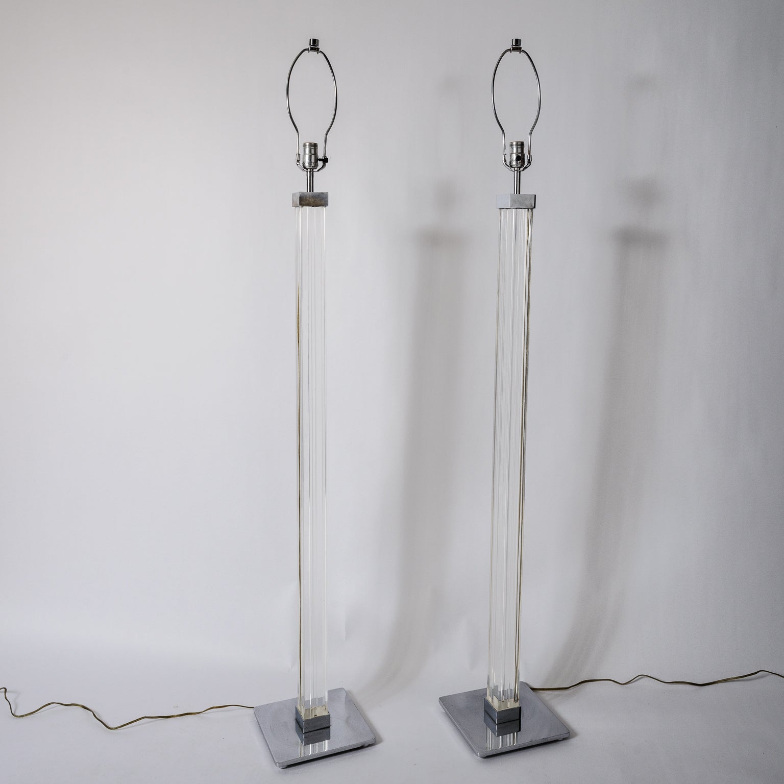 Karl Springer Lampadaires en lucite et acier inoxydable
Un design understated design classique
Lampe à tige réglable Standard remplacée par une harpe 