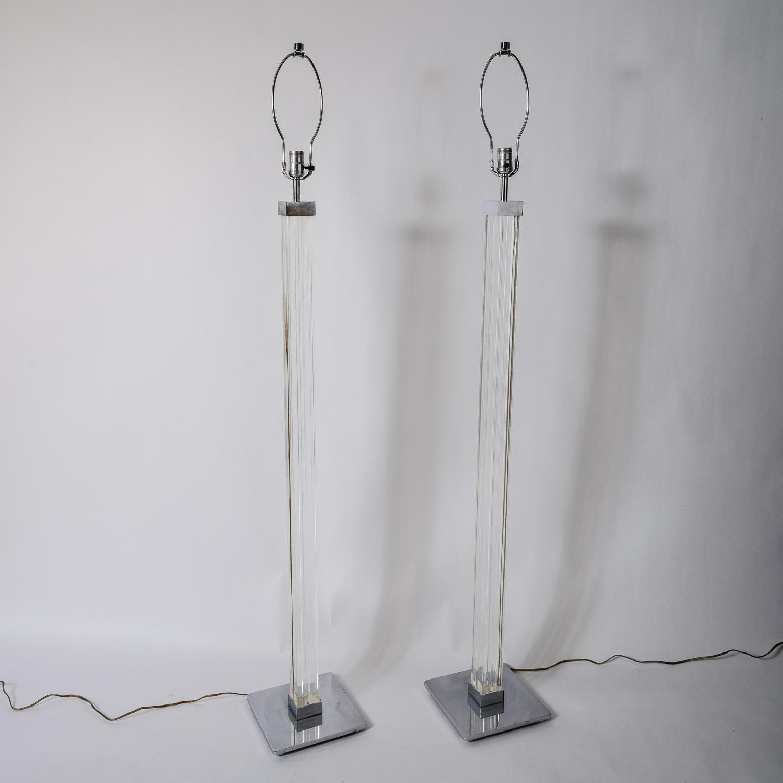 Américain Karl Springer Lampadaires en lucite et acier en vente