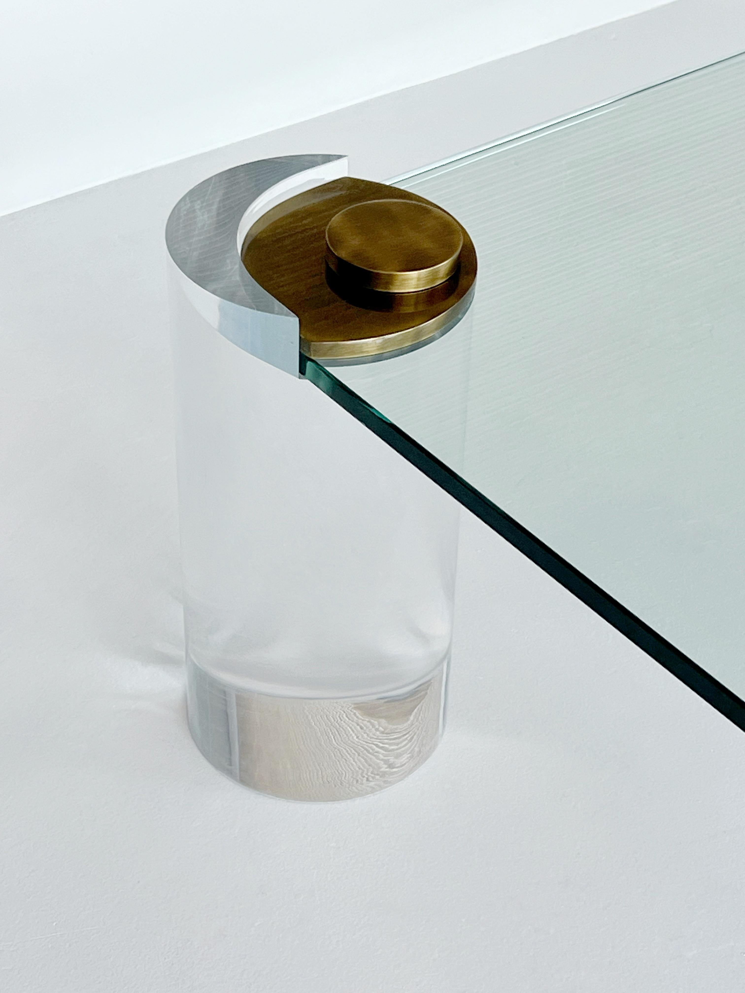 Karl Springer - Table à cocktail en verre lucite et bronze en vente 1
