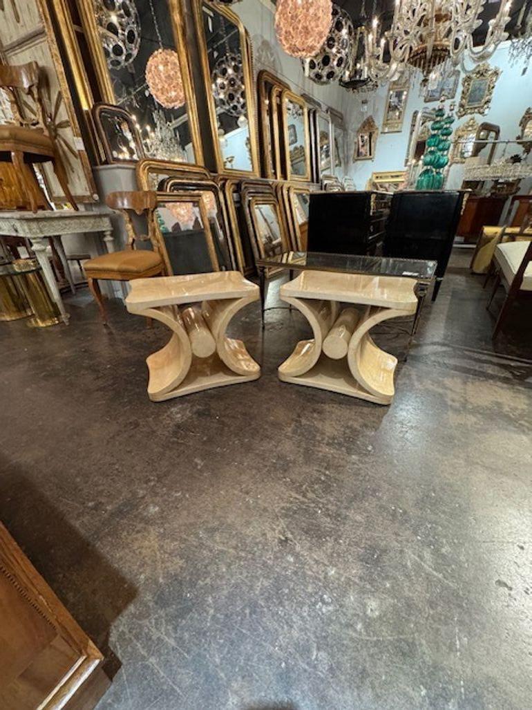 Bonne paire de tables d'appoint en parchemin laqué à la manière de Karl Springer. Vers 2000. Un favori des plus grands designers ! 22w x 16d x 19h