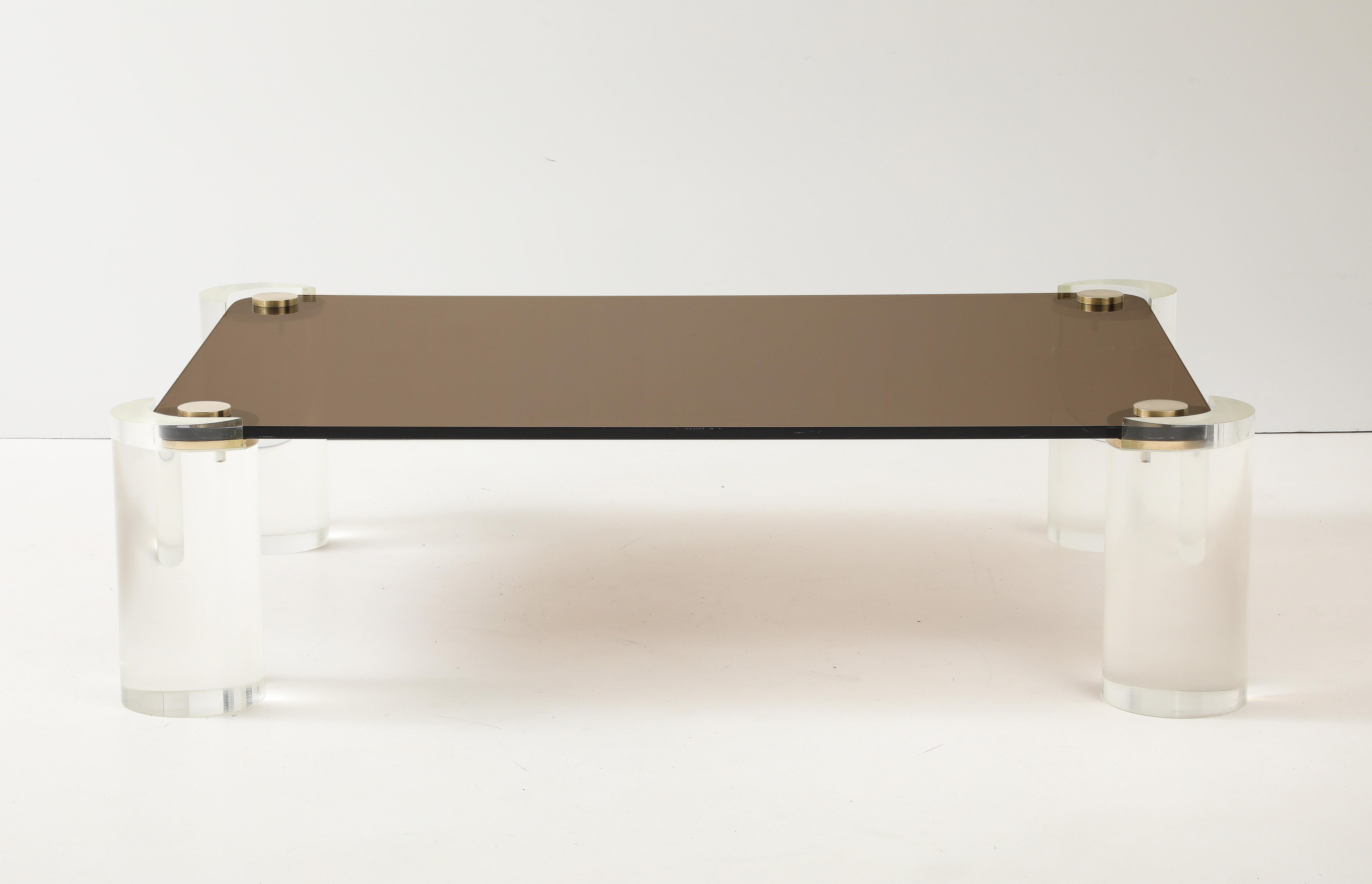 Mid-Century moderno Tavolino da caffè in lucite e ottone fumé di Karl Springer, metà secolo 1980. in vendita