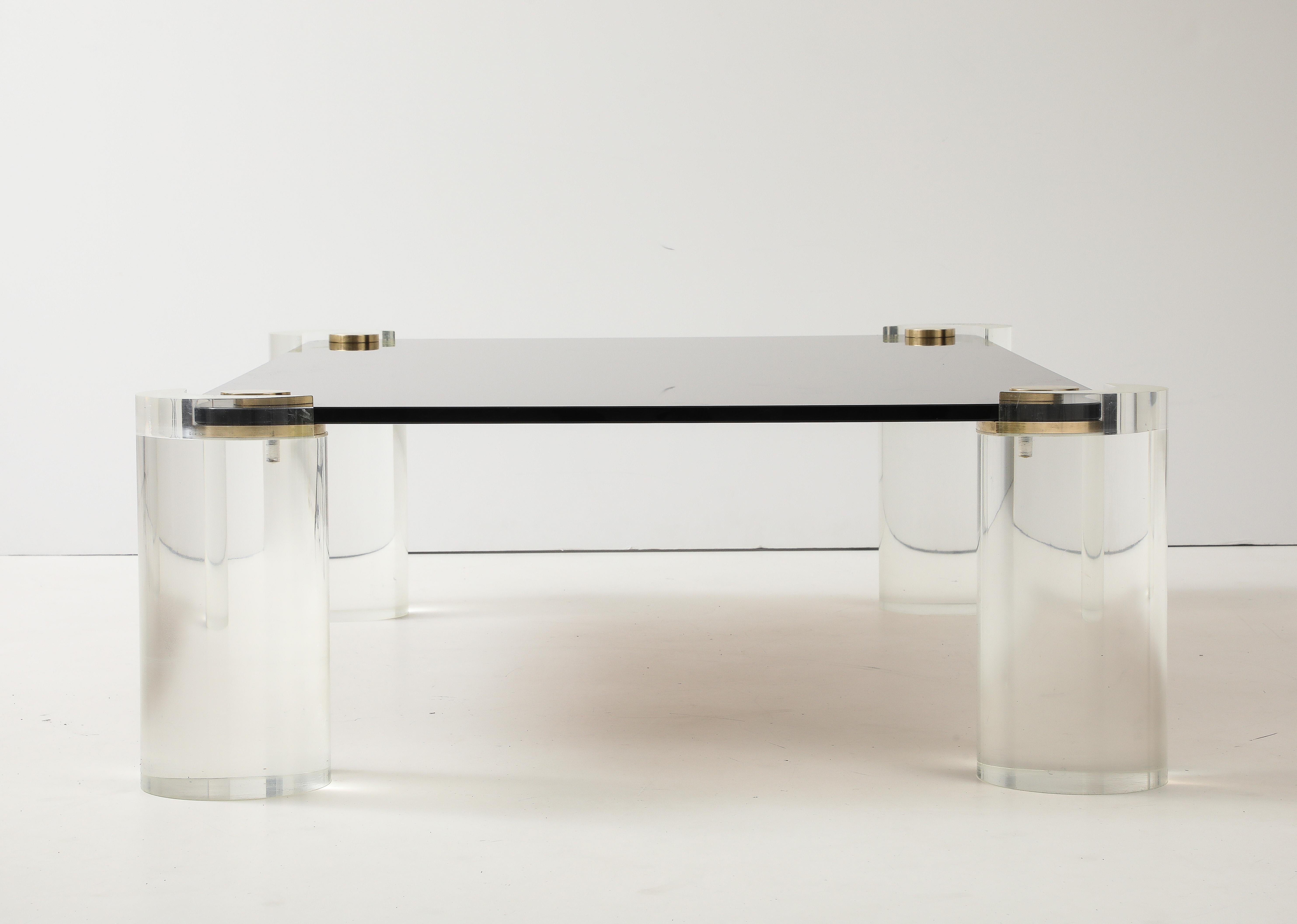 Tavolino da caffè in lucite e ottone fumé di Karl Springer, metà secolo 1980. In condizioni buone in vendita a New York, NY