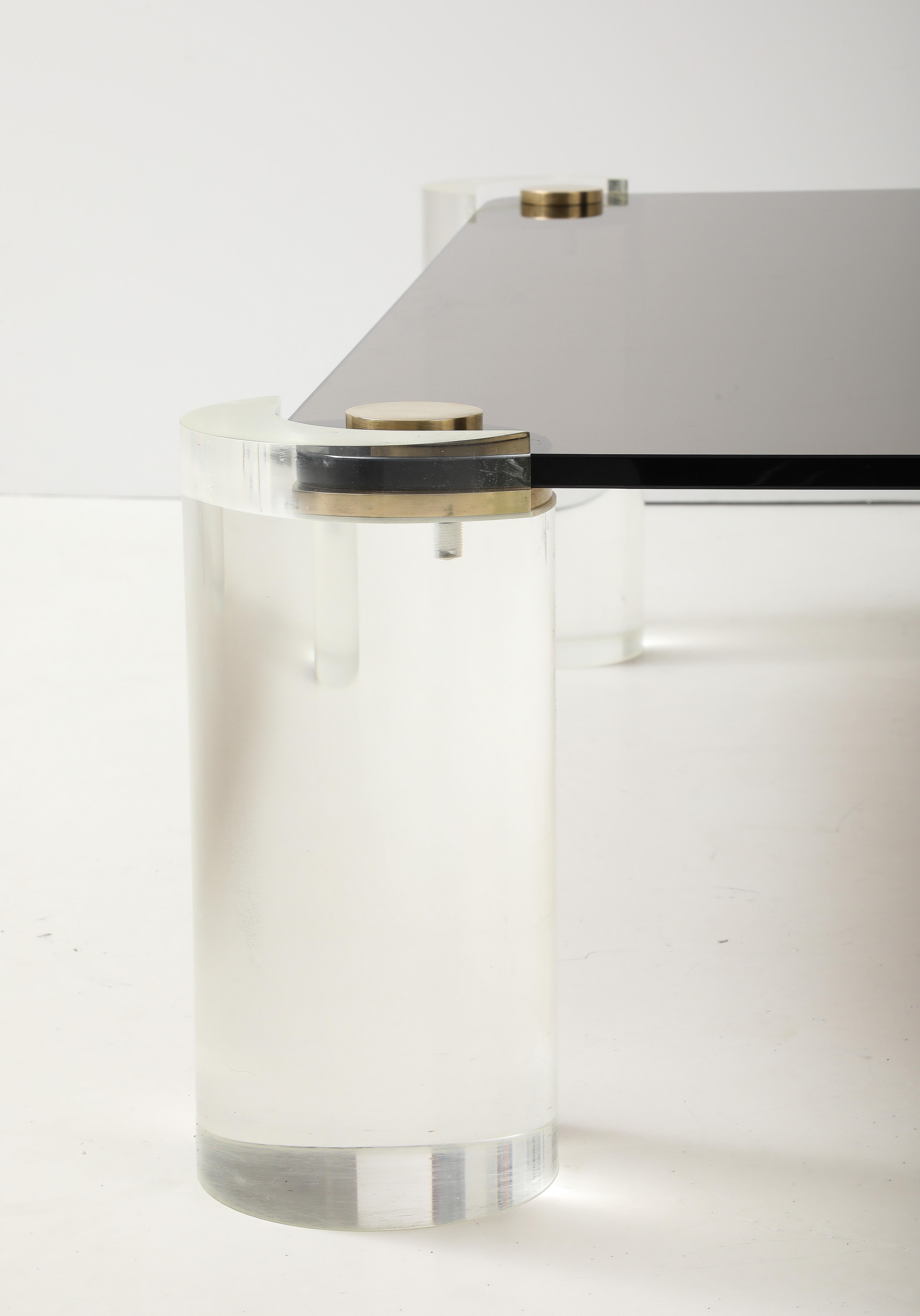 Ottone Tavolino da caffè in lucite e ottone fumé di Karl Springer, metà secolo 1980. in vendita