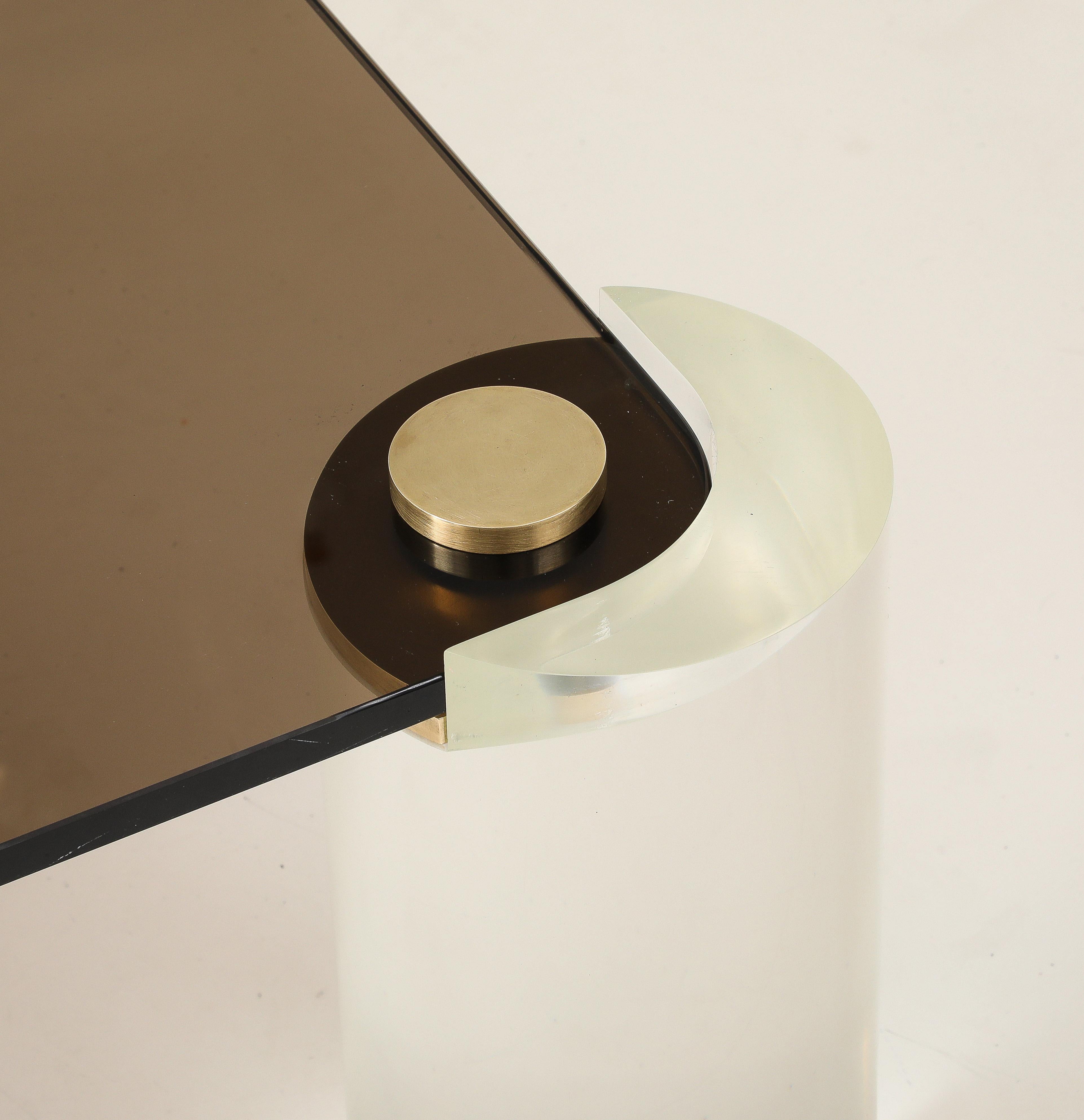 Tavolino da caffè in lucite e ottone fumé di Karl Springer, metà secolo 1980. in vendita 1