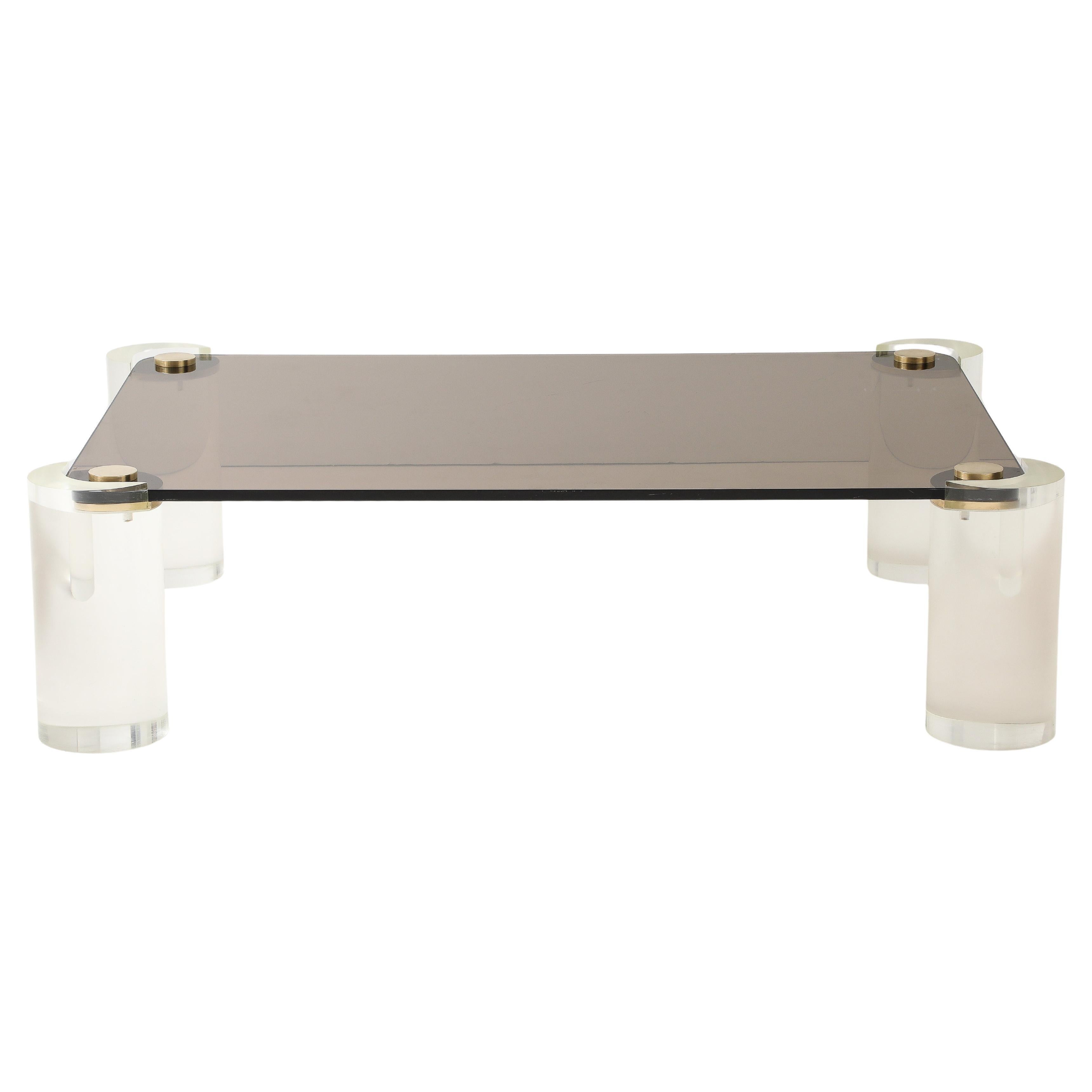 Mesa de centro de cristal ahumado Karl Springer de mediados de siglo de 1980, de lucita y latón.
