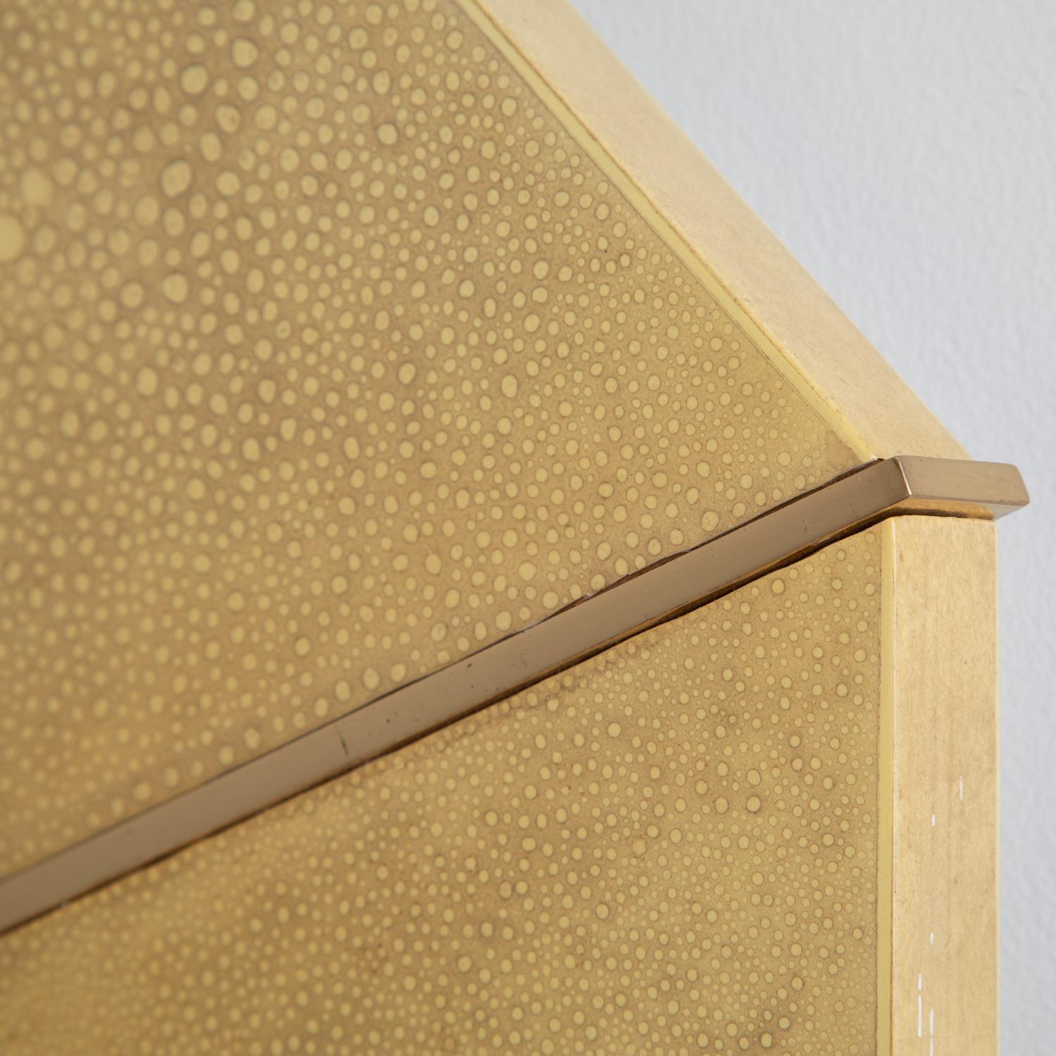 Moderno Specchio ottagonale Karl Springer in lacca zigrina con accenti in ottone, anni '80 in vendita