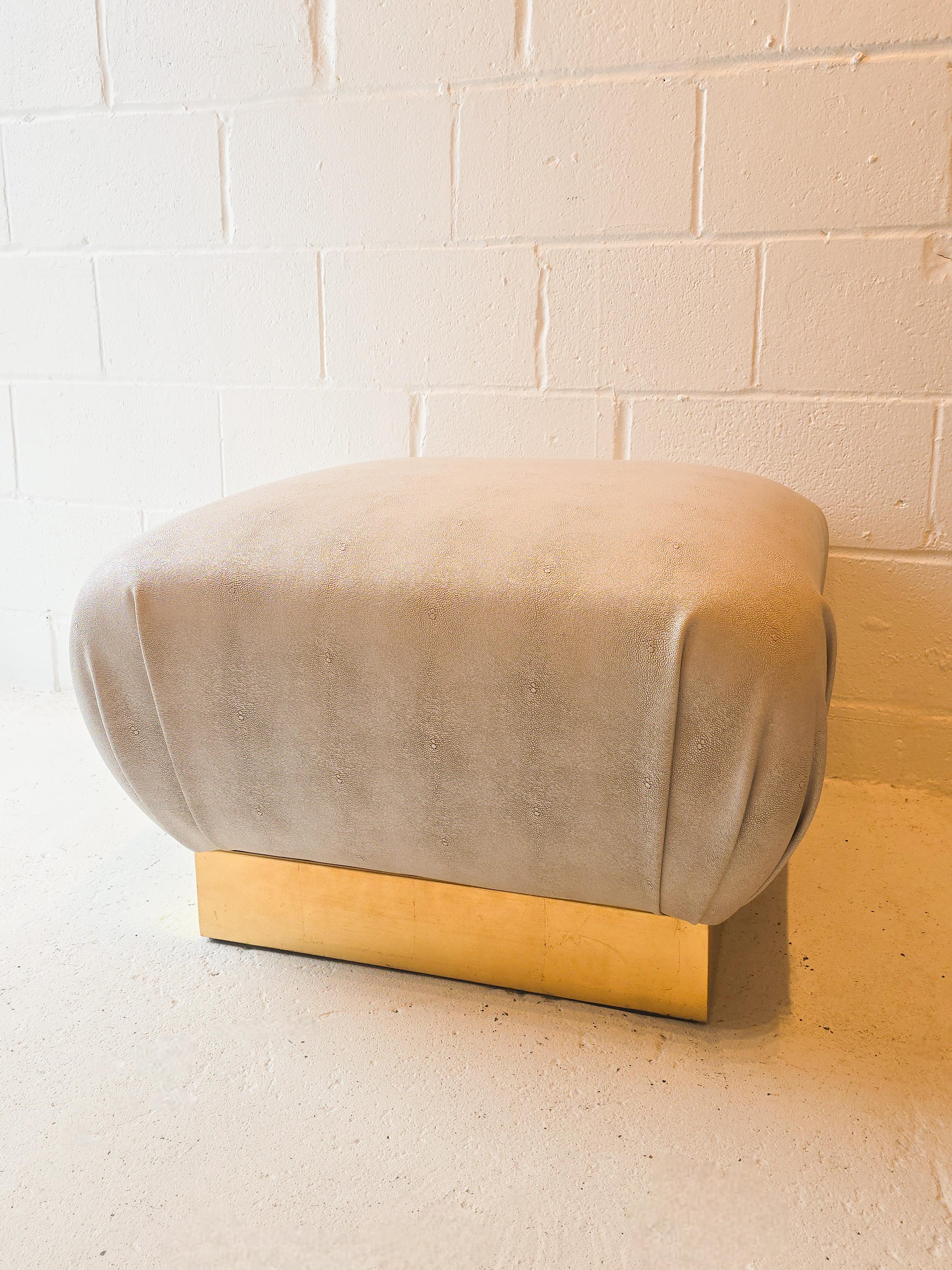 Hollywood Regency Pouf ottomano Karl Springer con tappezzeria in finto zigrino e base in ottone in vendita