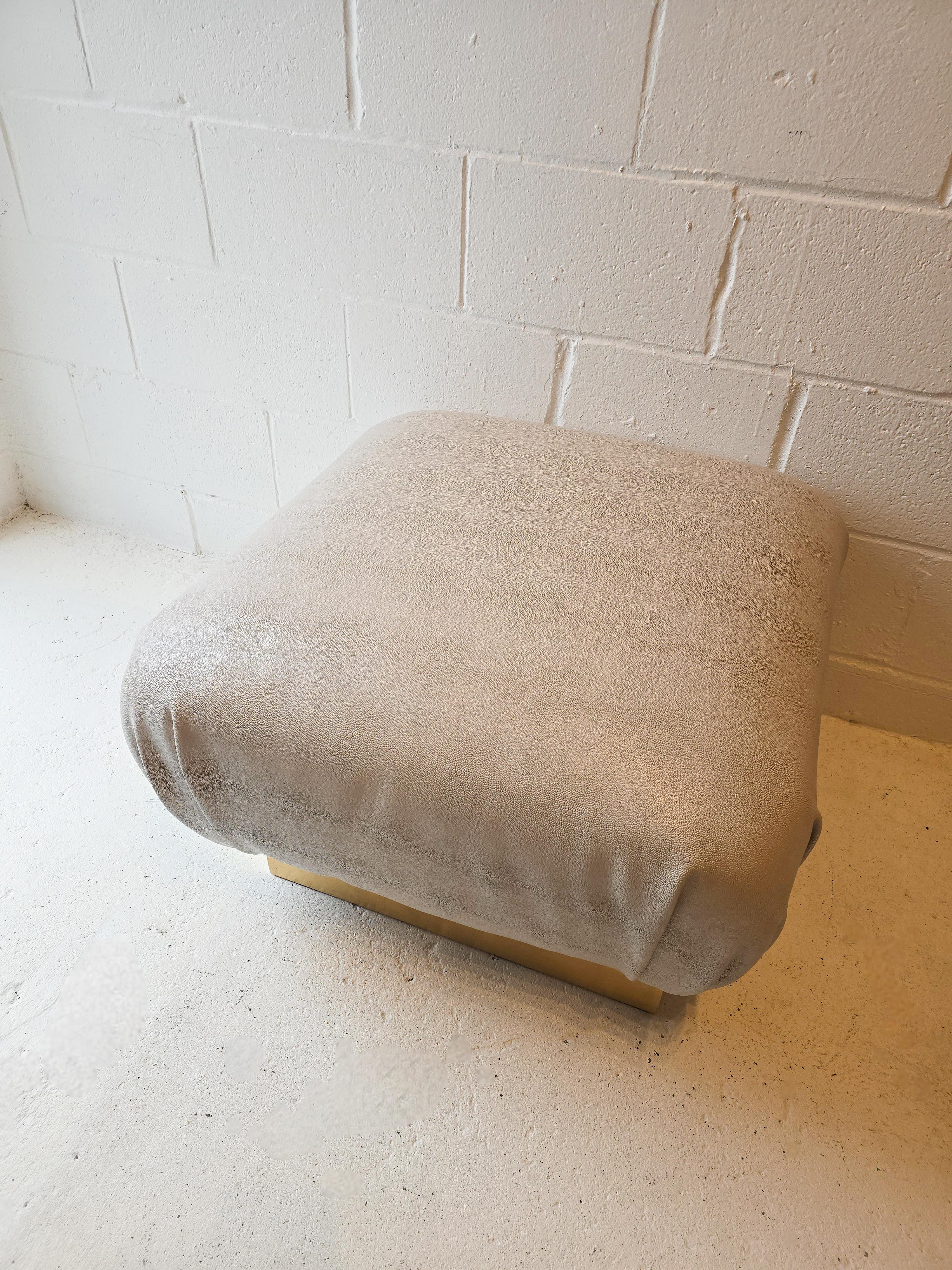 Americano Pouf ottomano Karl Springer con tappezzeria in finto zigrino e base in ottone in vendita