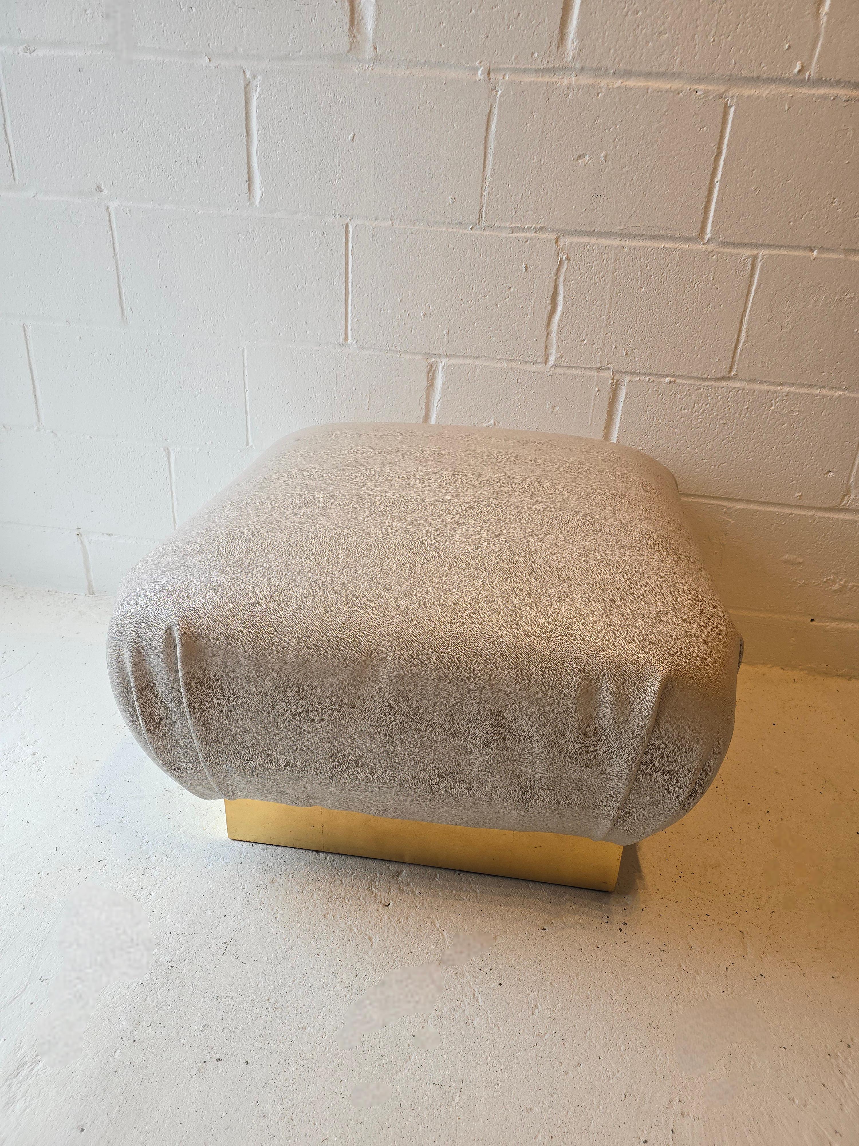 Altro Pouf ottomano Karl Springer con tappezzeria in finto zigrino e base in ottone in vendita