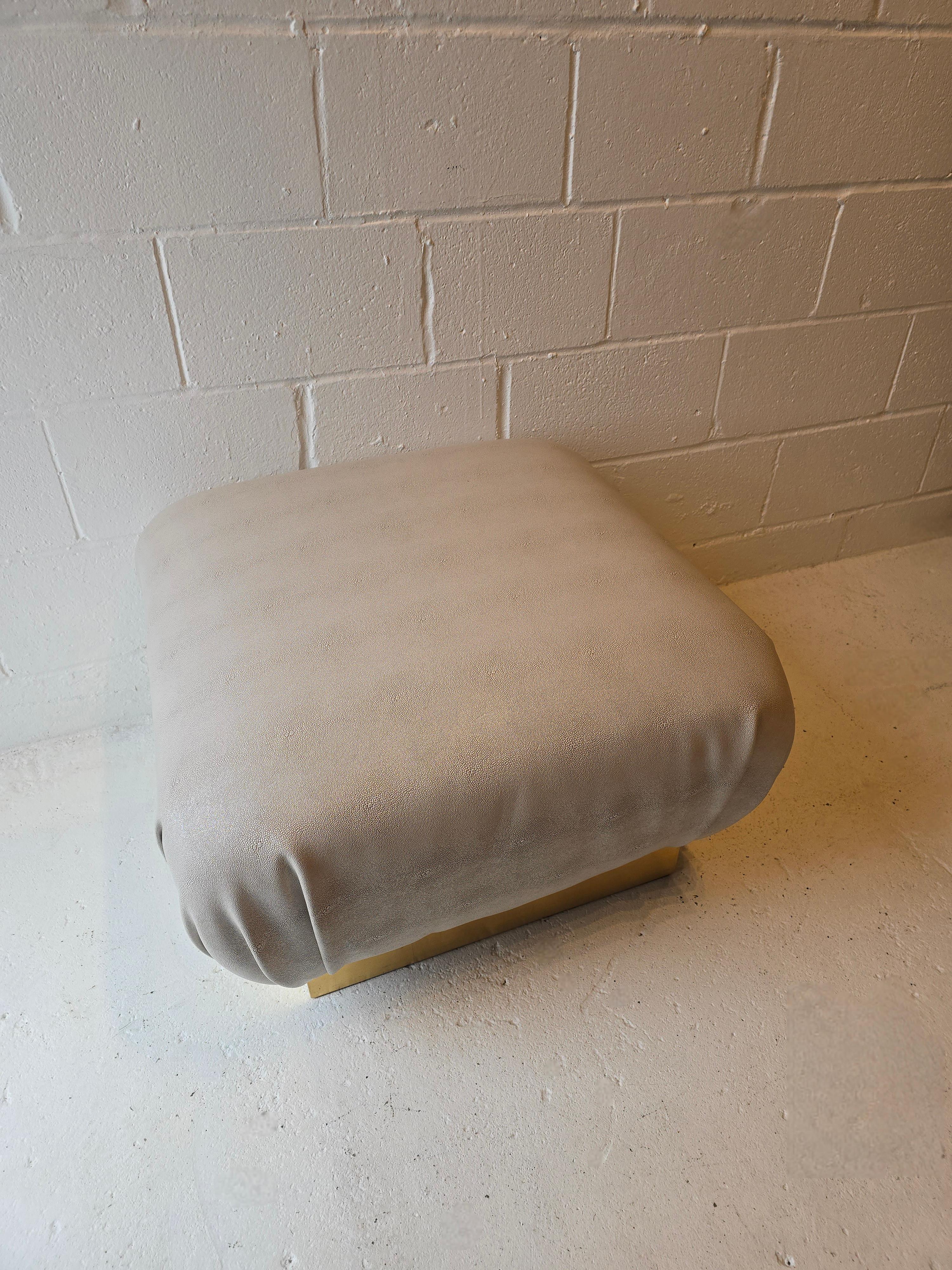 Pouf ottomano Karl Springer con tappezzeria in finto zigrino e base in ottone In condizioni buone in vendita a Toronto, ON