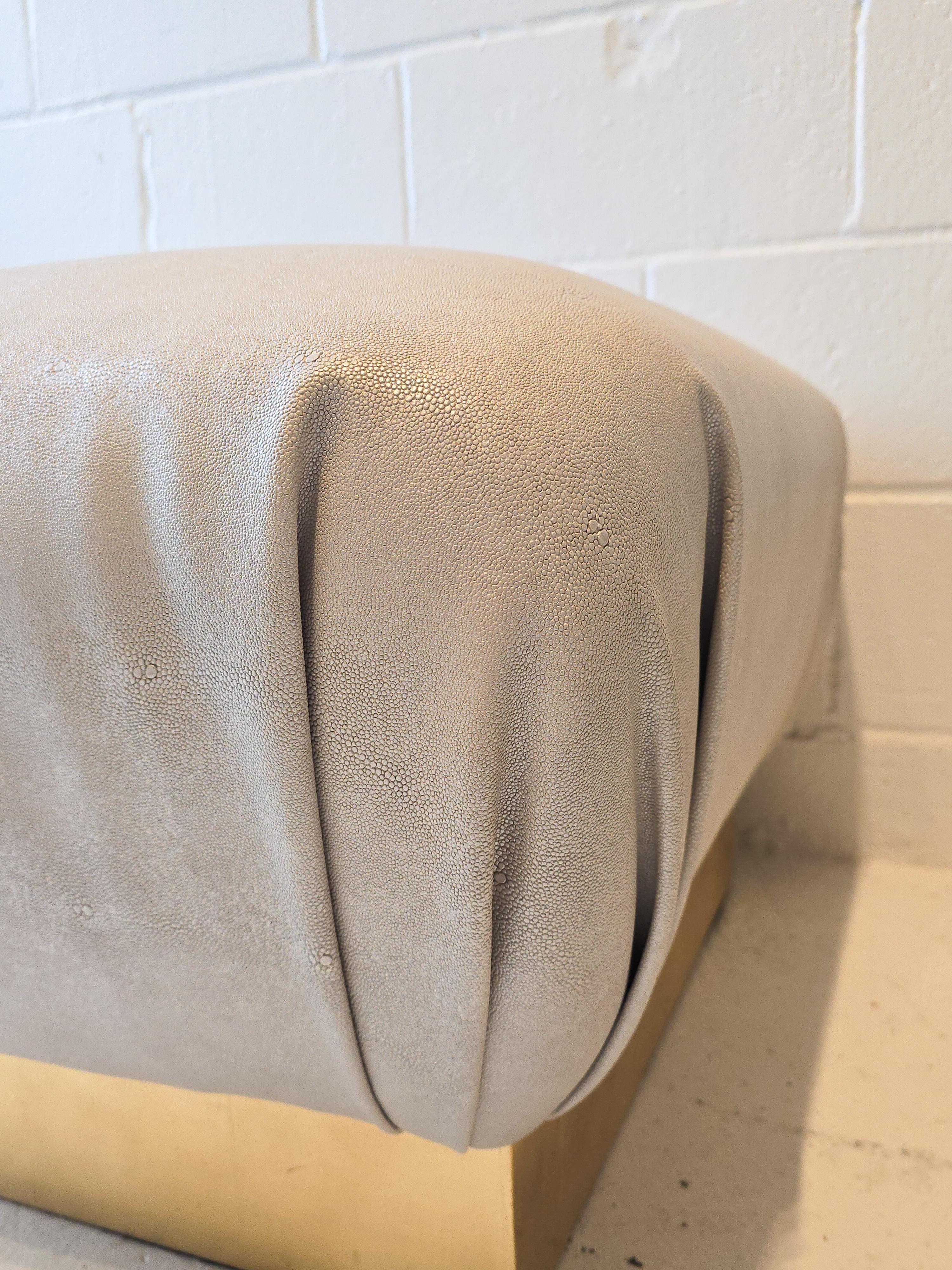 Fine XX secolo Pouf ottomano Karl Springer con tappezzeria in finto zigrino e base in ottone in vendita