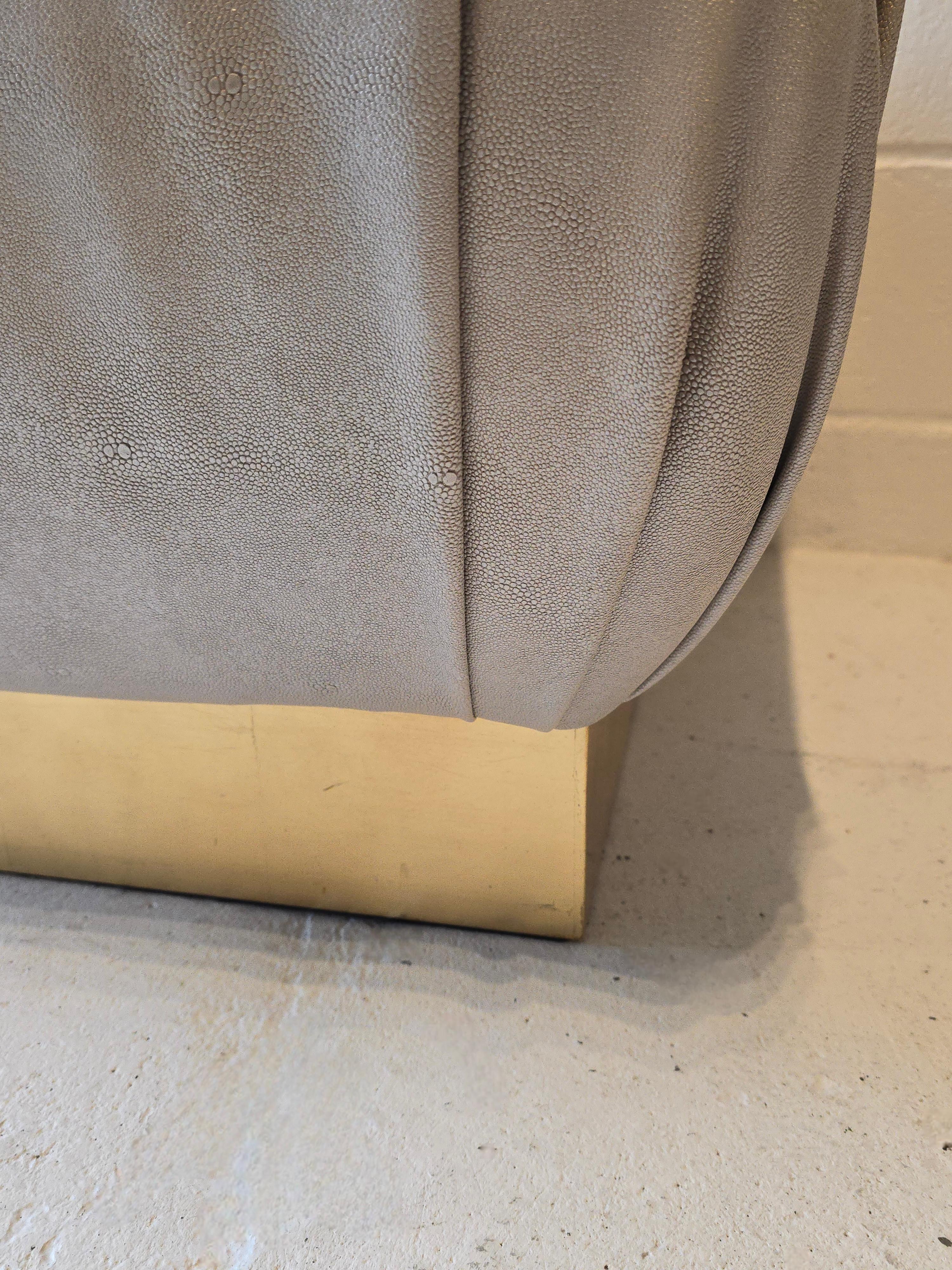 Ottone Pouf ottomano Karl Springer con tappezzeria in finto zigrino e base in ottone in vendita