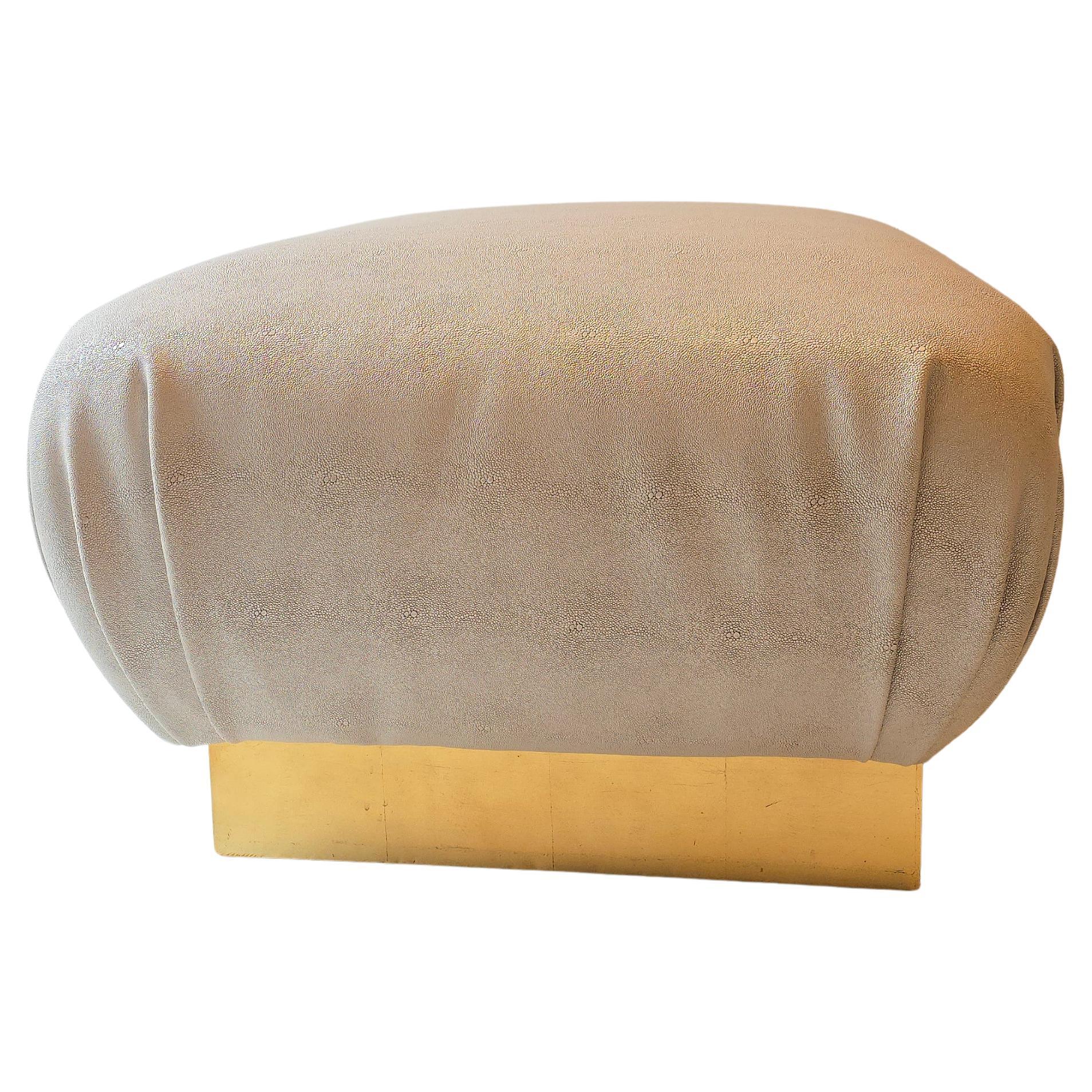 Pouf ottomano Karl Springer con tappezzeria in finto zigrino e base in ottone