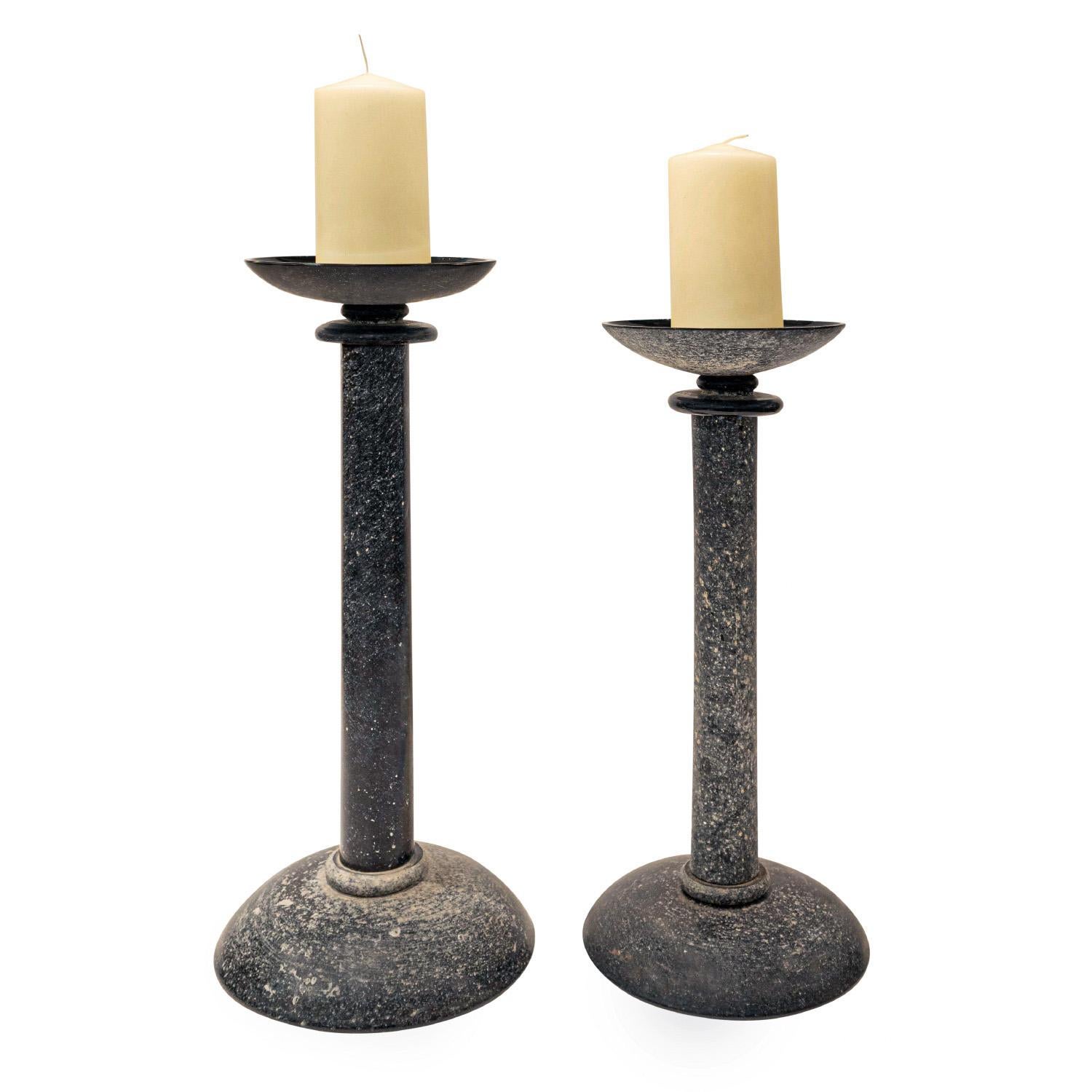 Karl Springer, Paar mundgeblasene schwarze Glas-Kerzenhalter, 1980er Jahre (Signiert) (Moderne) im Angebot