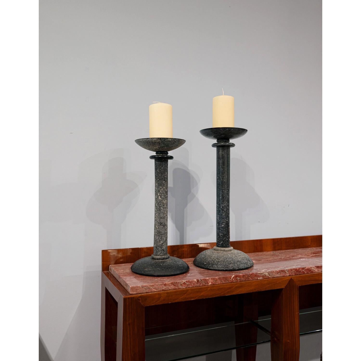 Karl Springer, Paar mundgeblasene schwarze Glas-Kerzenhalter, 1980er Jahre (Signiert) (Glaskunst) im Angebot