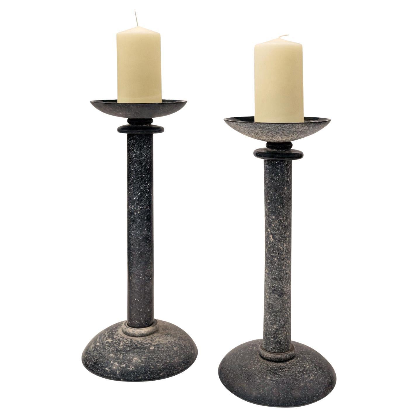 Karl Springer, Paar mundgeblasene schwarze Glas-Kerzenhalter, 1980er Jahre (Signiert)