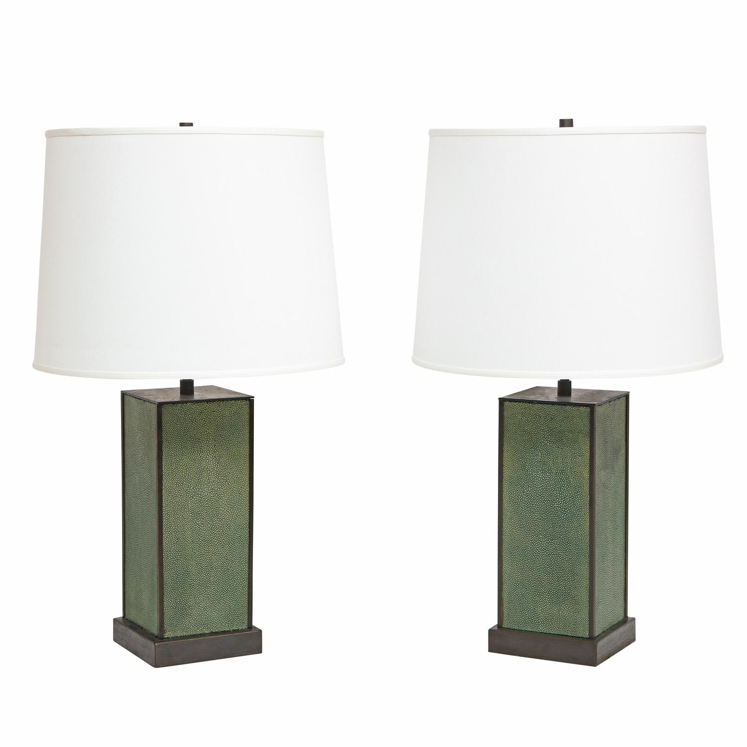 Pair of exceptional table lamps in green shagreen and bronze by Karl Springer, American 1980's All 4 sides are covered in shagreen. Meticulous craftsmanship and the finest materials are hallmarks of Karl Springer’s designs.

Measures: shade