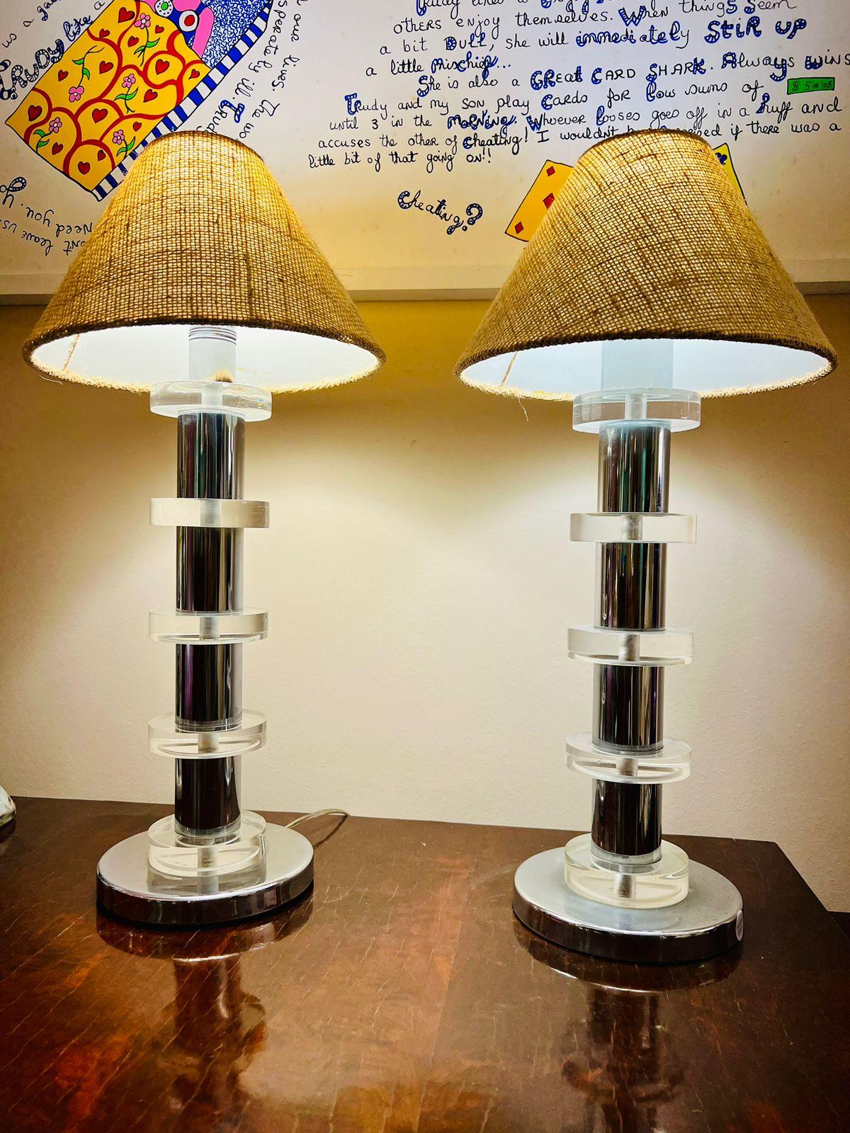 Américain Paire de lampes de table Karl Springer en lucite et métal crème, circa 1970 en vente