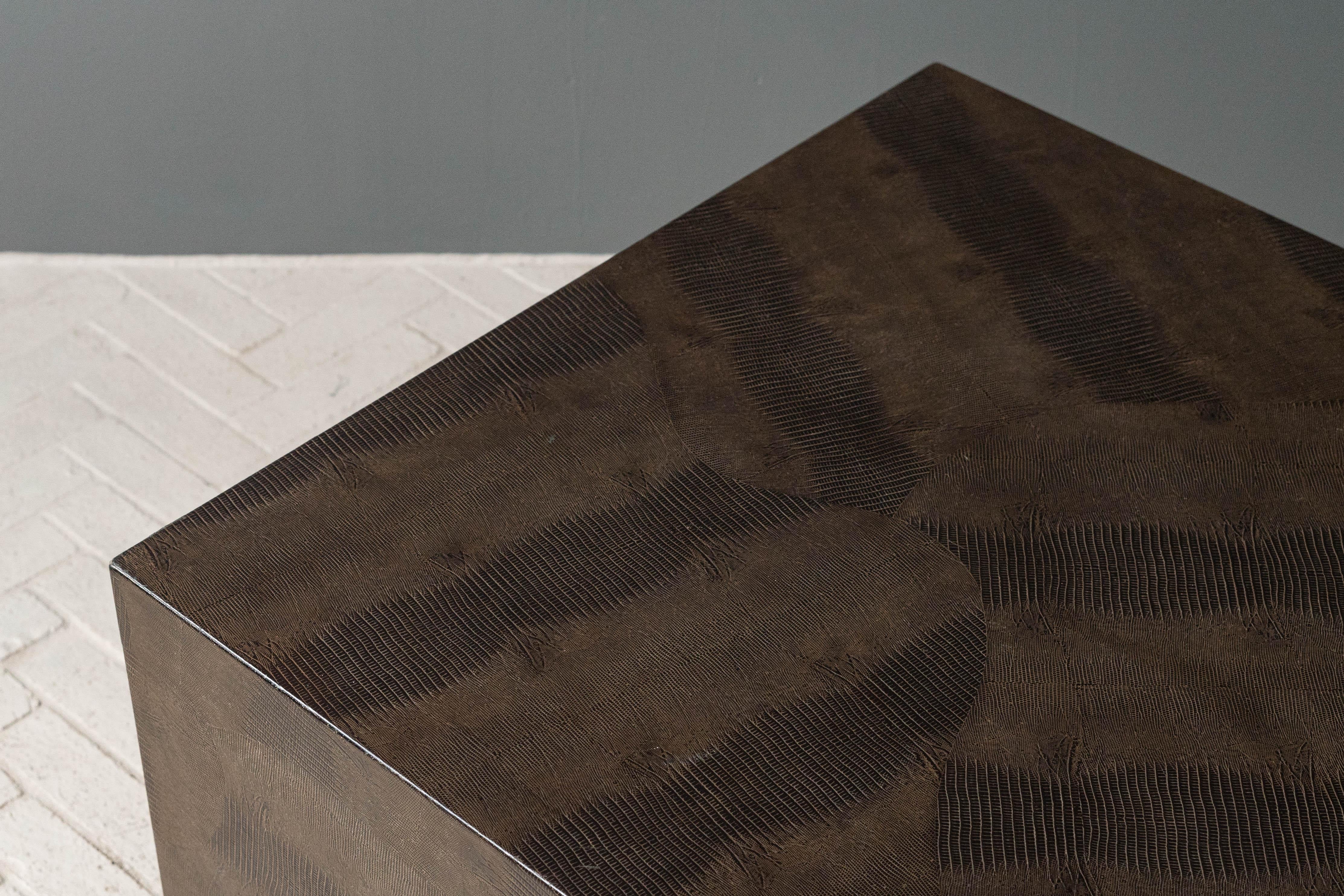 Mesa baja con pedestal Karl Springer finales del siglo XX en venta