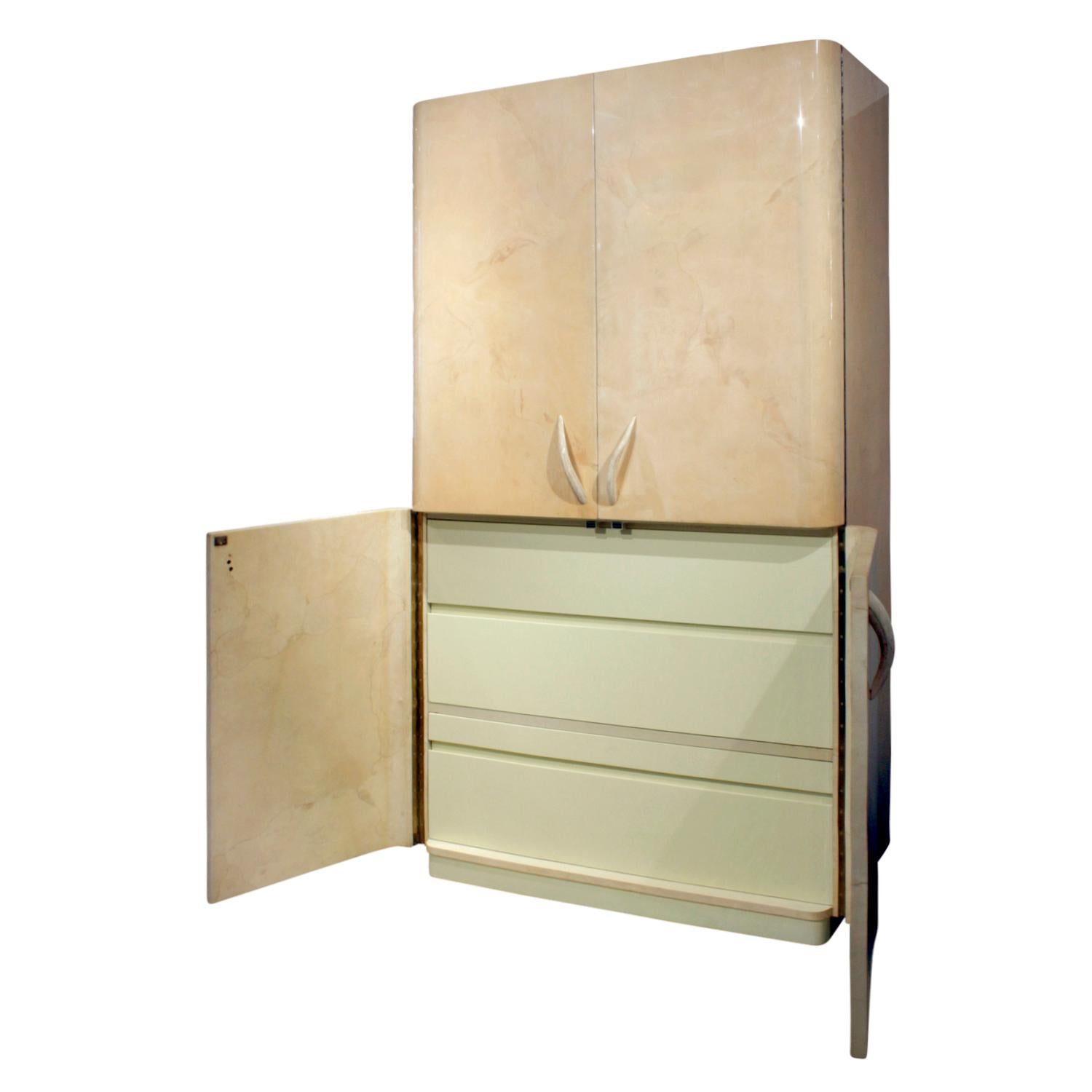 Karl Springer Rare Cabinet in Lacquered Goatskin with Horn Handles, 1970s In Excellent Condition In New York, NY