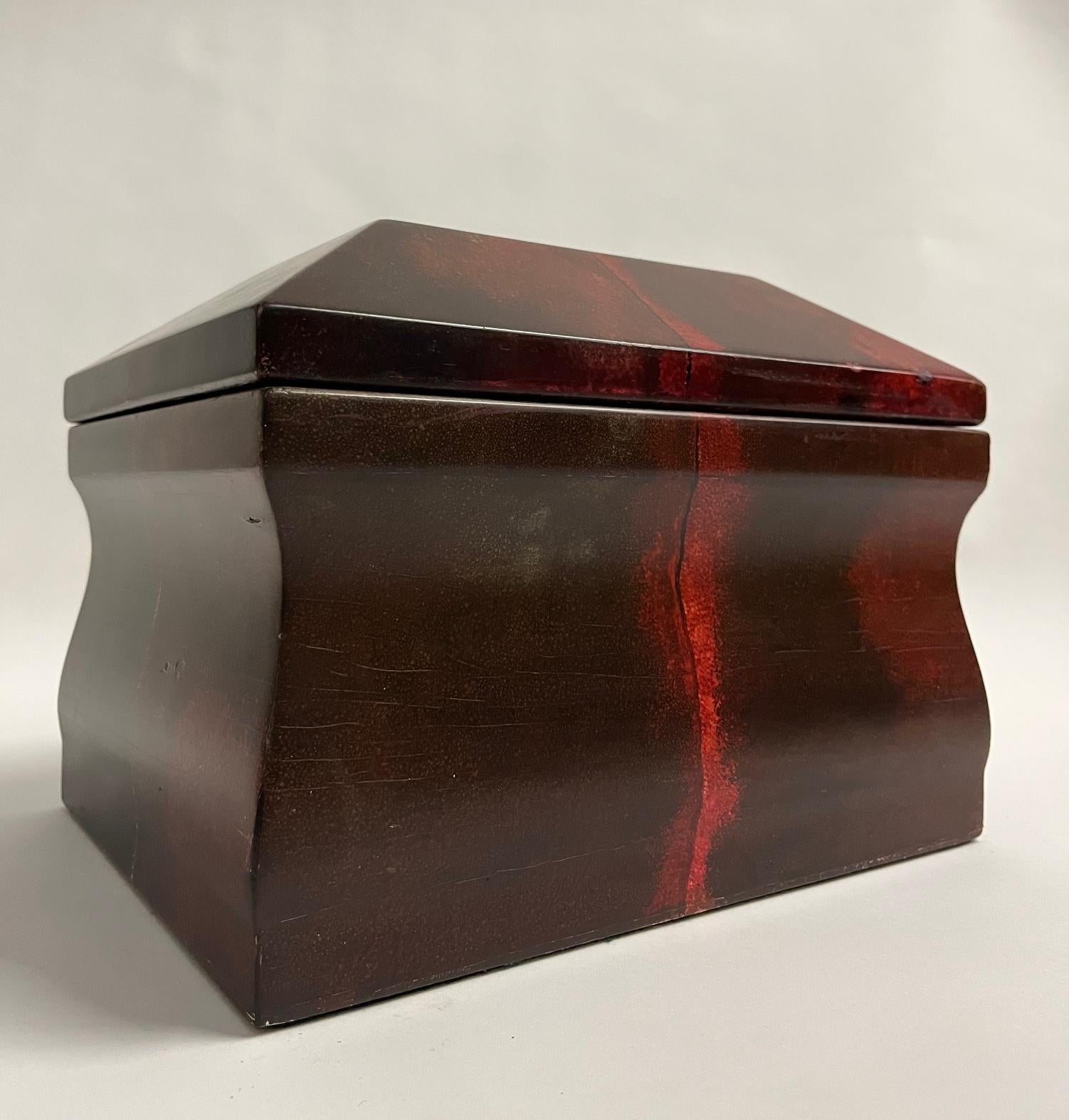 Karl Springer Caja Roja Lacada
Interior forrado de ante rojo
