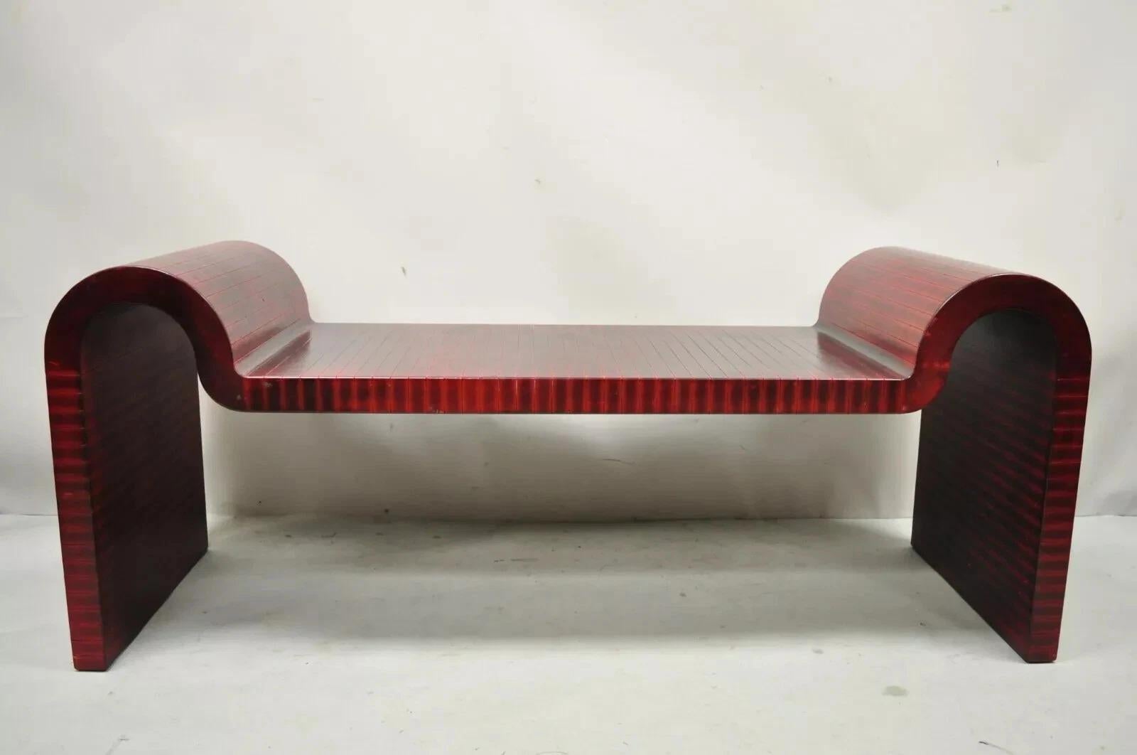 Panchina scultorea a cascata d'epoca Karl Springer in pelle rossa. L'articolo presenta una struttura rivestita in pelle brunita rossa, un elegante design a cascata, un cuscino sciolto, linee pulite e moderniste e una forma scultorea. Non segnata ma