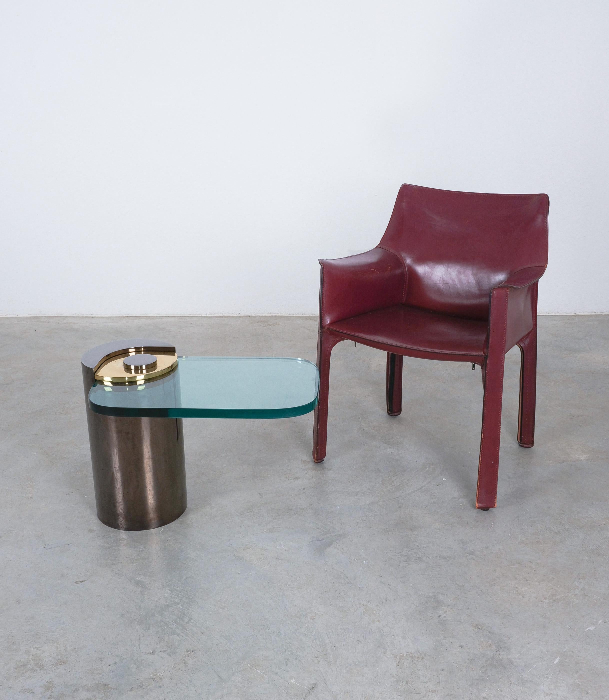 Karl Springer Sculpture Leg Side Table Polished Gunmetal Brass Glass, 1970

Very desirable side table by Karl Springer, 1970 in very good condition. This cantilever table consists of a high polished metal sculptural base which also adds enough