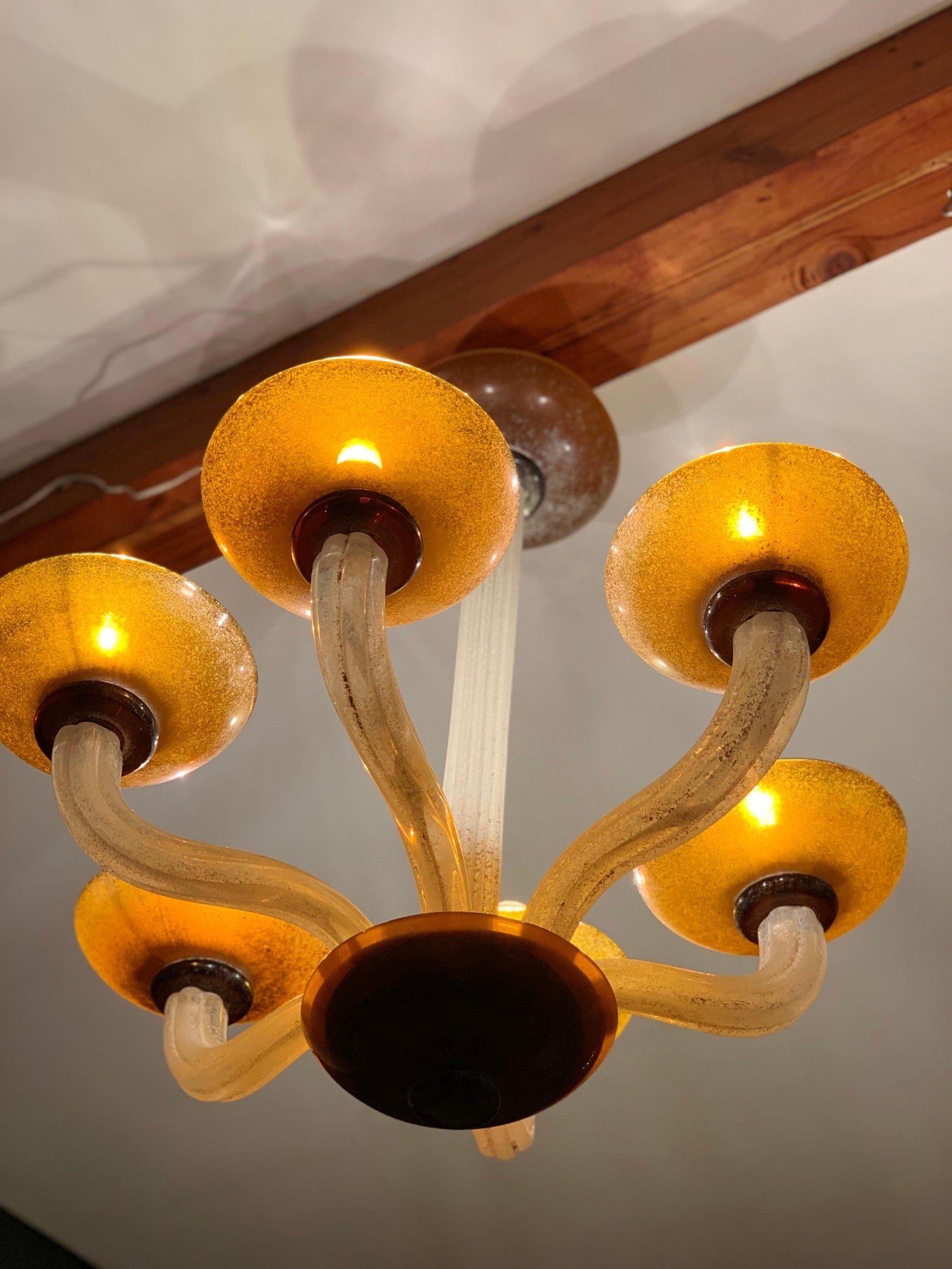 Karl Springer Seguso Fluted Cream and Amber Scavo Murano Glass Chandelier, 1980 Karl Springer Seguso Fluted Cream and Amber Scavo Murano Glass Chandelier, 1980