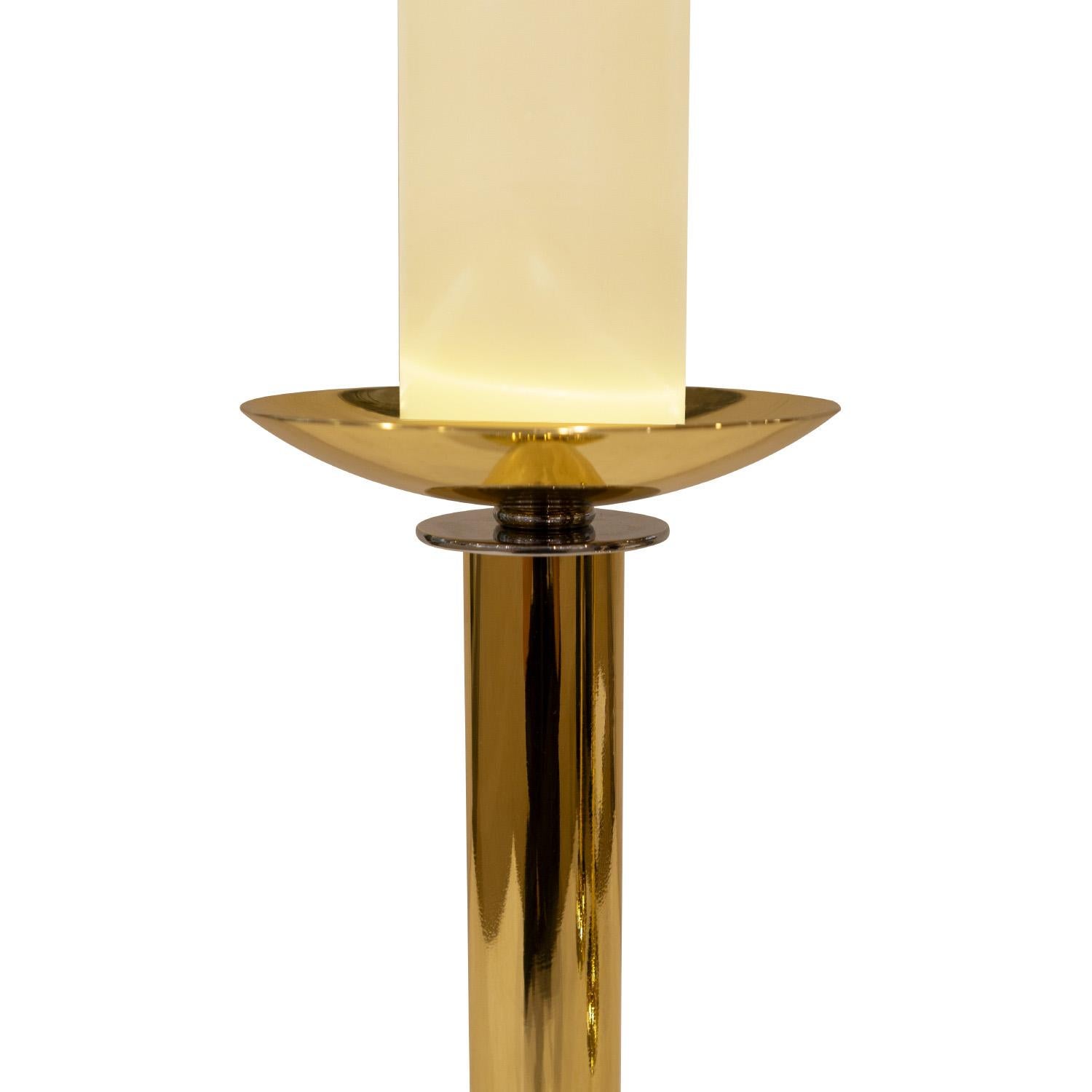 Set di 3 iconici portacandele in ottone color oro con accenti cromati di Karl Springer, americano del 1984. Questi, come tutti i pezzi di Karl Springer, sono di ottima fattura.  Sono in condizioni eccellenti.

Riferimento:
Il catalogo Karl Springer