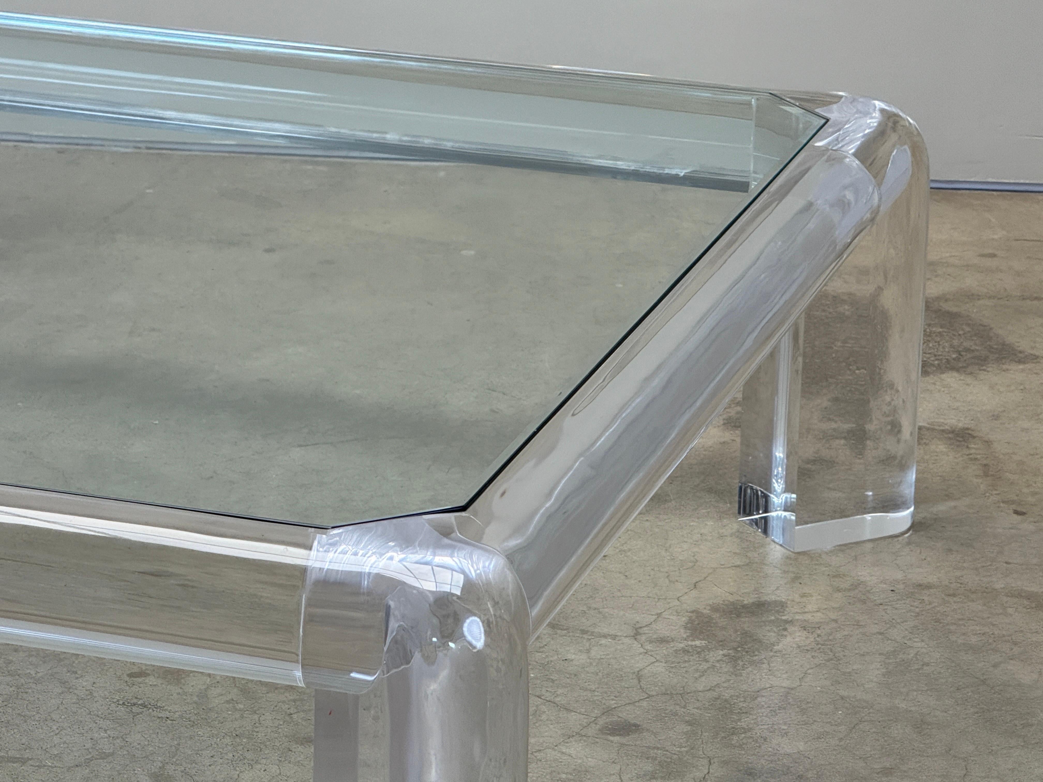 Ein großformatiger Couchtisch aus Lucit und Glas 