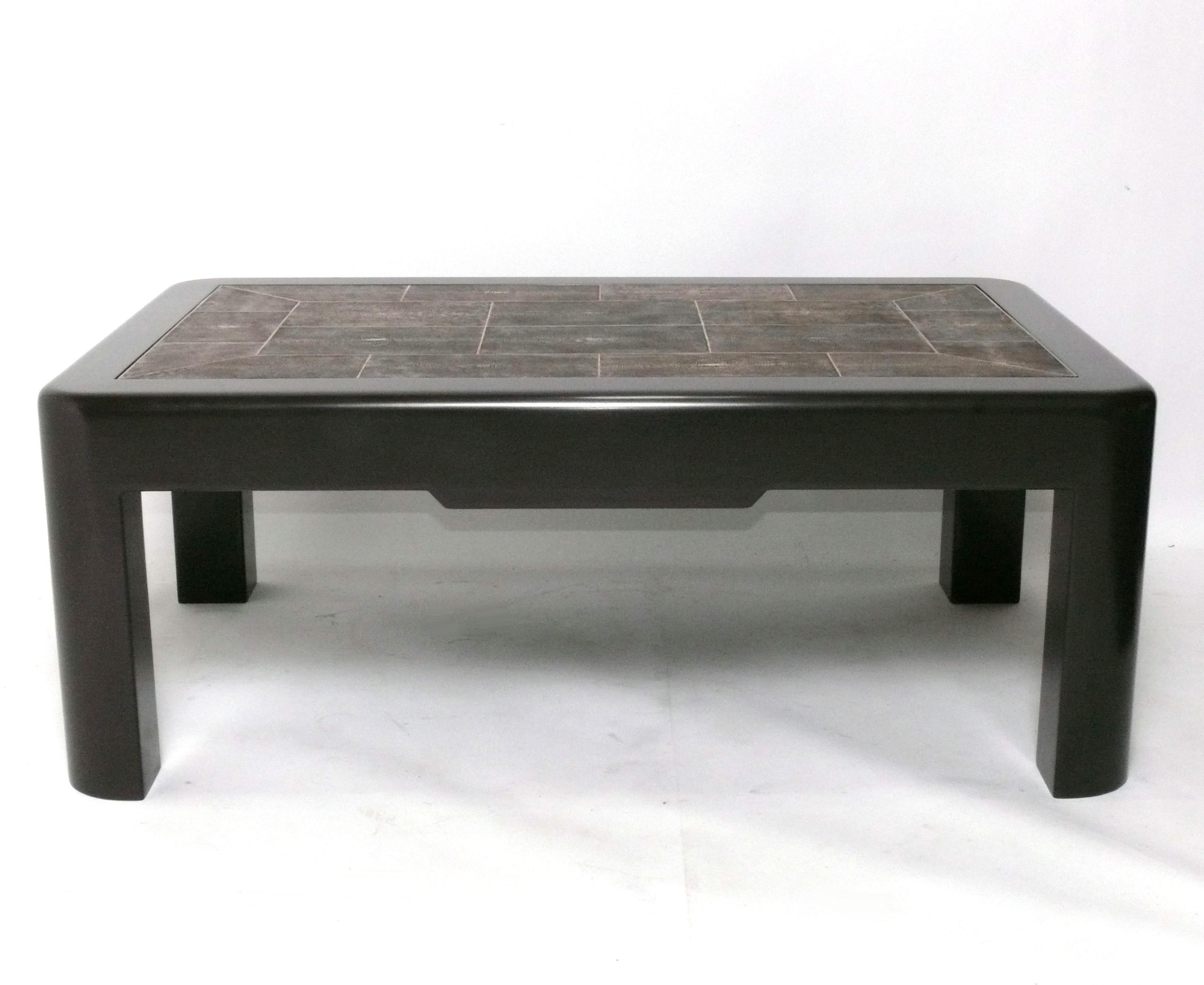 Table basse en galuchat Karl Springer, signée avec l'étiquette Karl Springer en laiton en dessous, américaine, vers les années 1970. Cette table est réalisée en galuchat teinté brun foncé avec une base en bois laqué brun espresso foncé. 