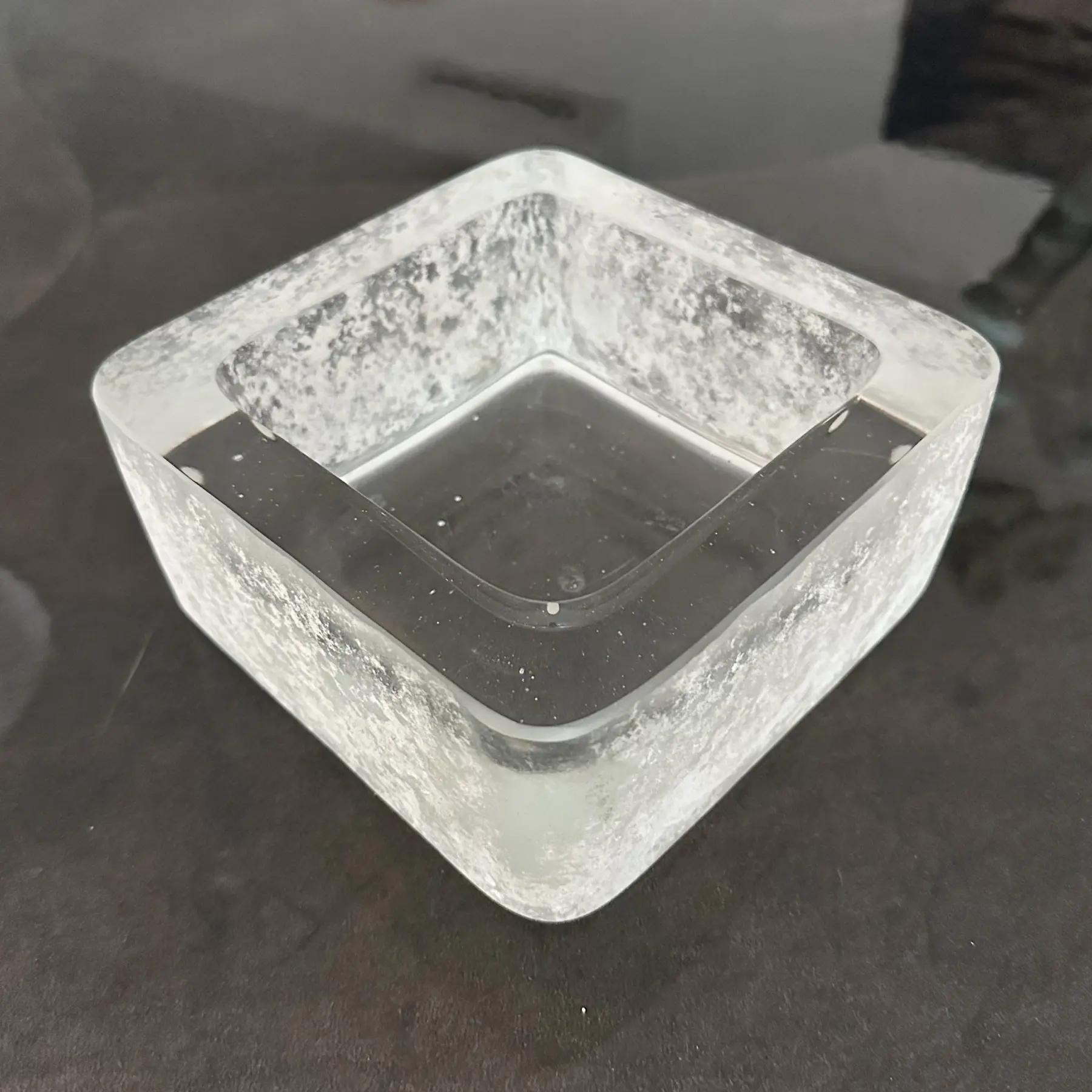 Cuenco cuadrado de cristal veneciano blanco Karl Springer, años 80. Producido por Seguso y firmado en la parte inferior. Presenta una superficie Scavo grabada al ácido con burbujas de aire visibles que crean un aspecto texturizado y orgánico. Sin