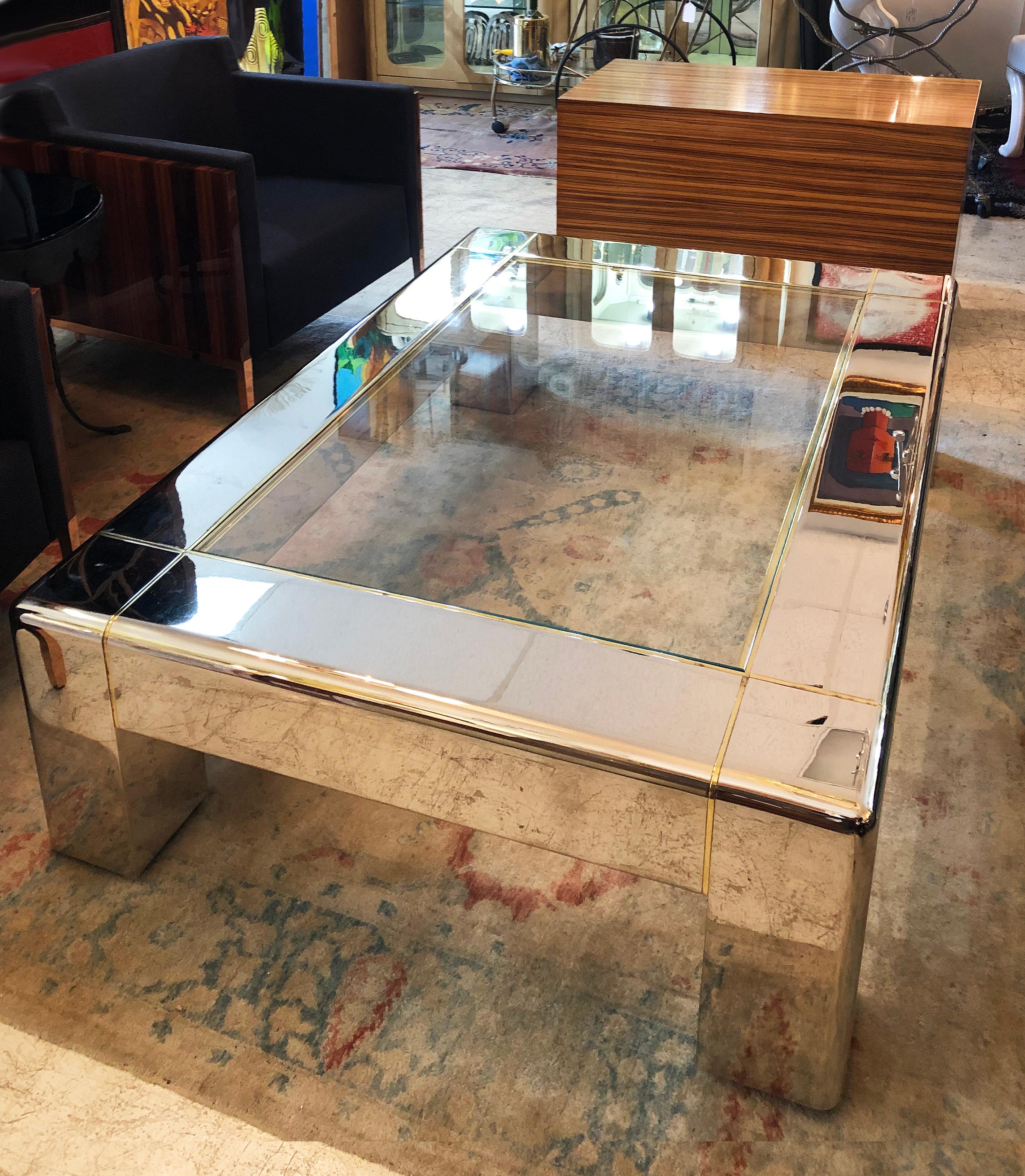 Moderne Table basse en acier inoxydable Karl Springer avec plateau en laiton et verre en vente