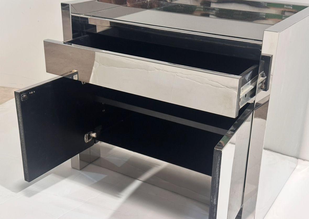 Américain Table de nuit/table d'extrémité en acier inoxydable Karl Springer, 1980 en vente